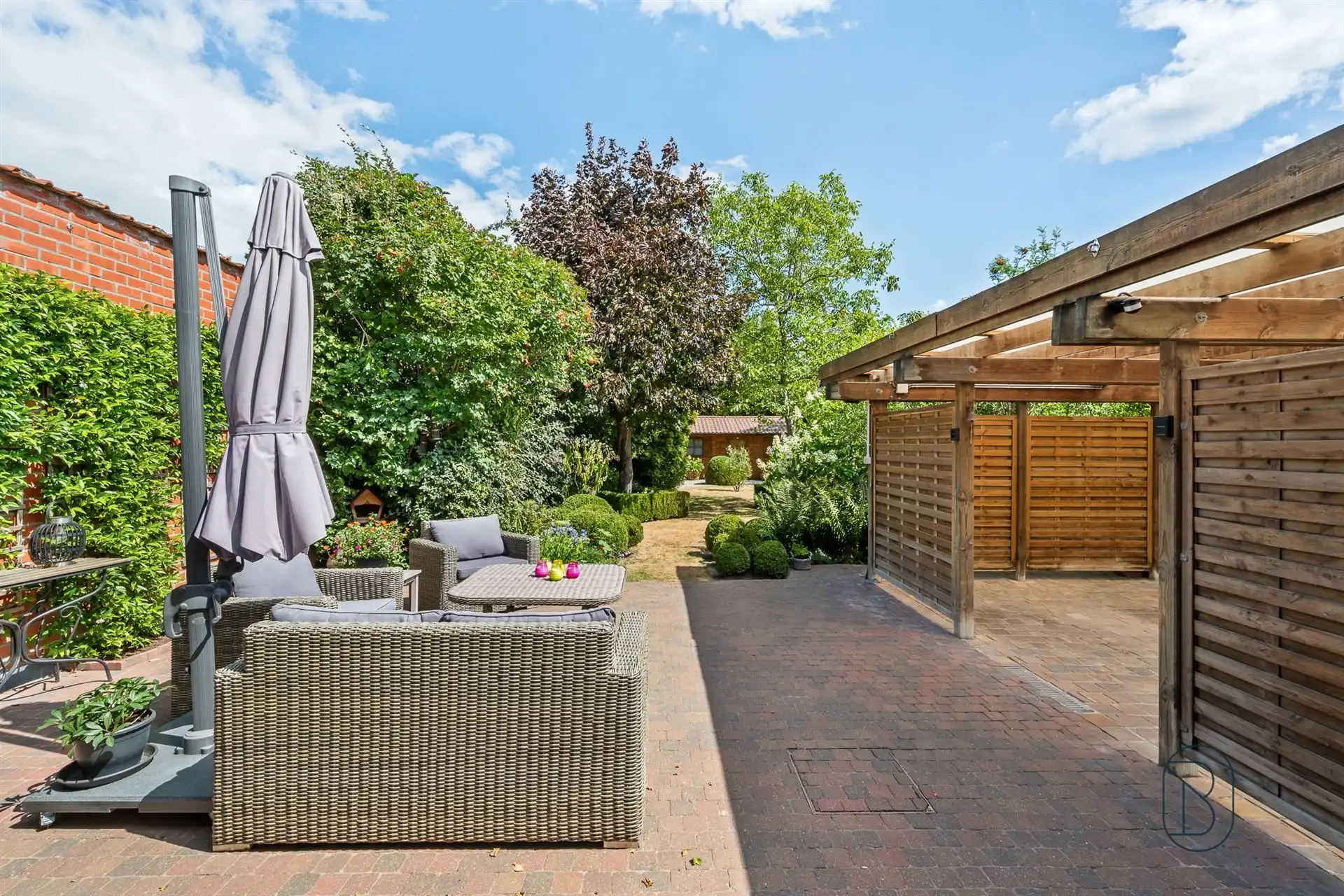 Verzorgde halfopen woning met gezellige tuin en carport foto 3