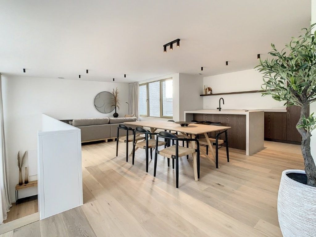 LUXUEUS PENTHOUSE 161M² MET 2SLK IN CENTRUM TONGEREN. foto 2