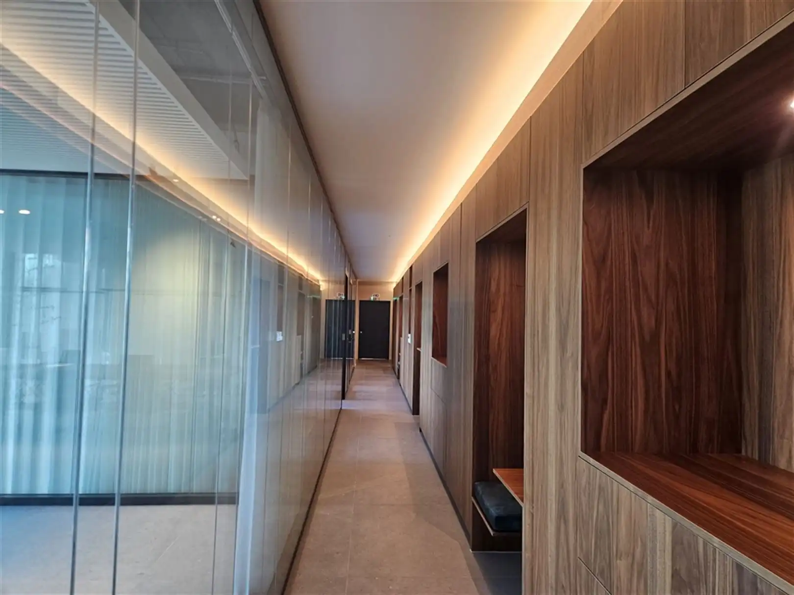 Magazijn met ingerichte kantoren foto 10