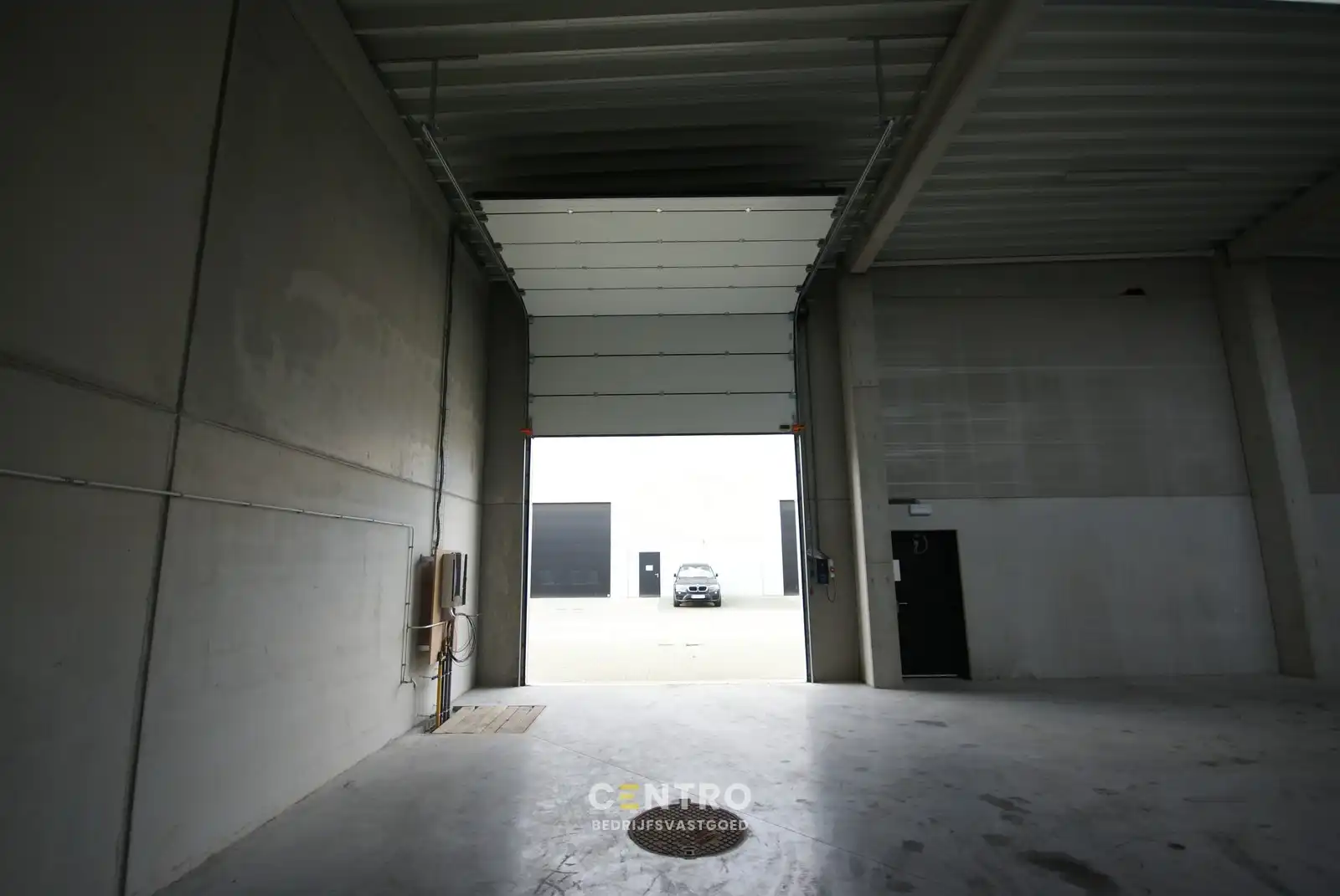 Zeer degelijk MAGAZIJN/WERKPLAATS (266m2) met hoge elektrische sectionaalpoort, toilet en 2 private parkeerplaatsen voor de deur. foto 6