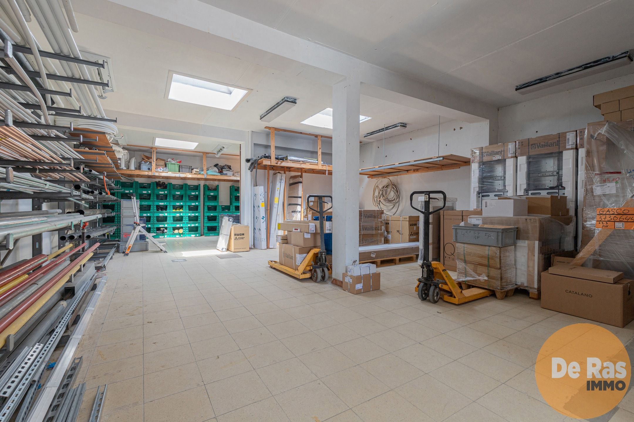 NIEUWERKERKEN - Recent gebouw met magazijn foto 21