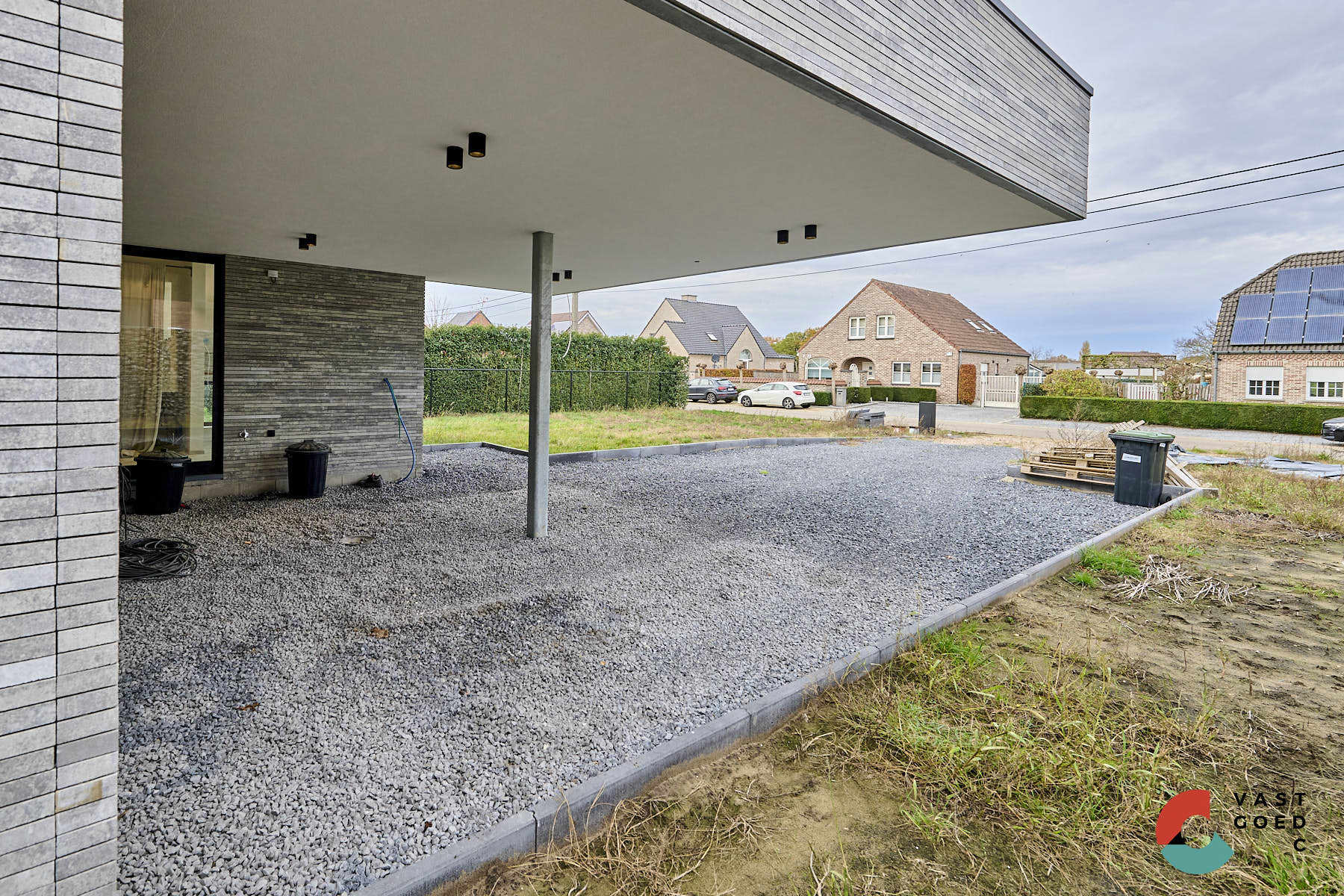 Moderne villa met zwembad op een knap perceel van 16 are. foto 28