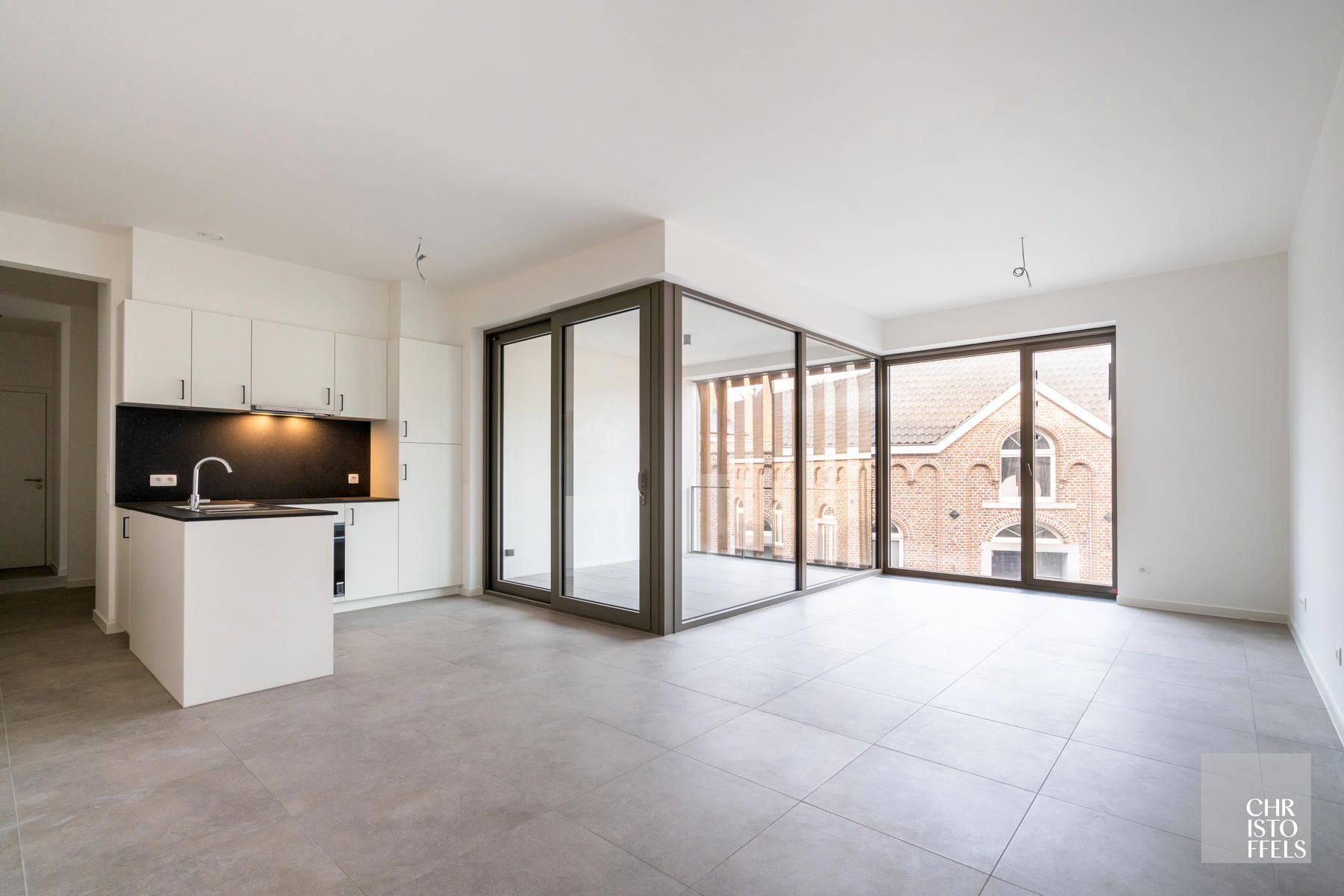 TE HUUR ONDER BTW - Modern lichtrijk appartement met 2 slaapkamers in hartje Lanaken!  foto {{pictureIndex}}