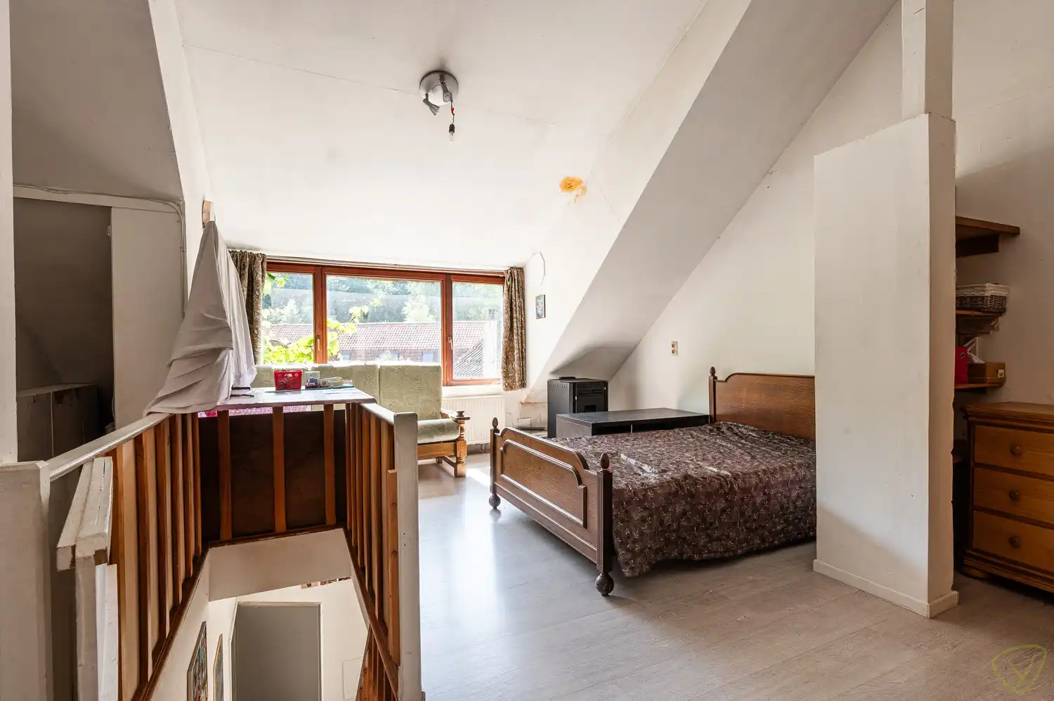 Te renoveren woning met veel potentieel foto 16