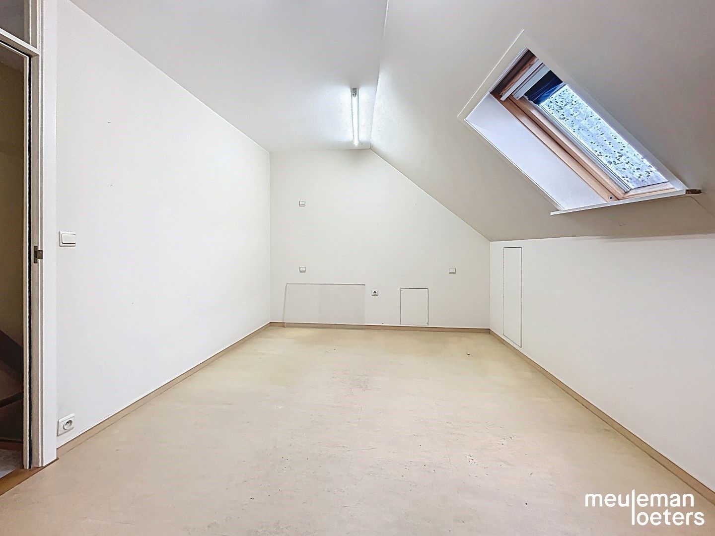 Ruime rijwoning nabij het commercieel centrum van Roeselare foto 23