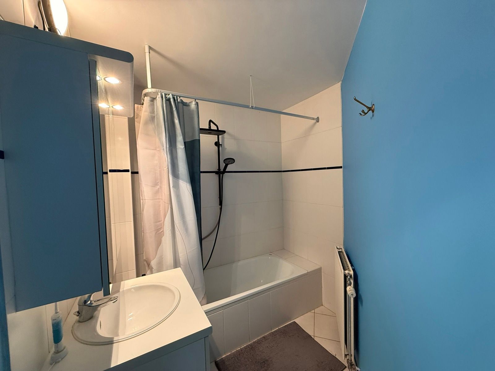 GELIJKVLOERSAPPARTEMENT MET TERRAS EN GARAGE IN HET CENTRUM VAN TIELT.  foto 9