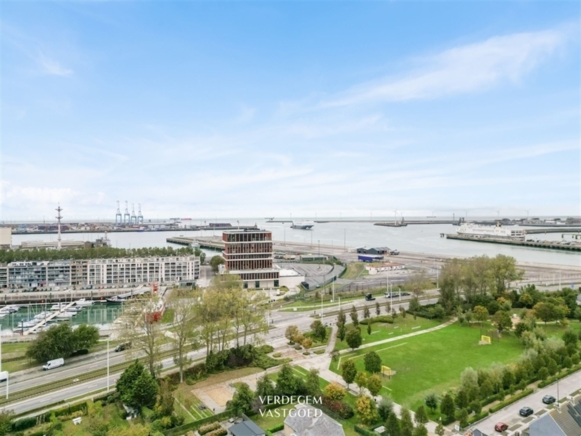 Instapklaar en knap afgewerkte woning met 2 garages, geniettuin en atelier/praktijk foto 27