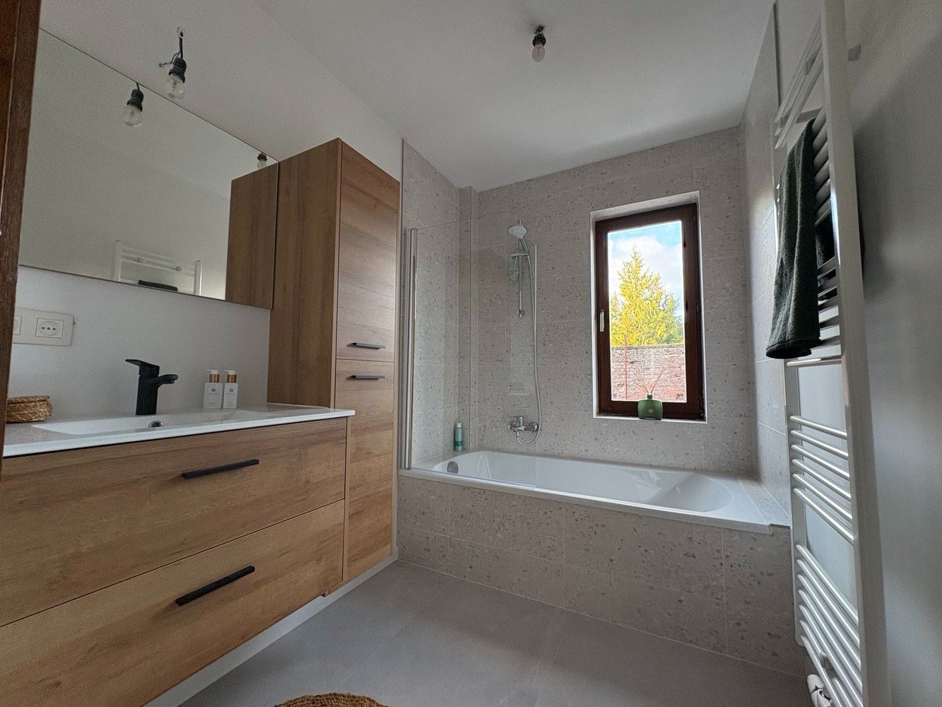 Gerenoveerd appartement met twee slaapkamers in het centrum van Torhout foto 4