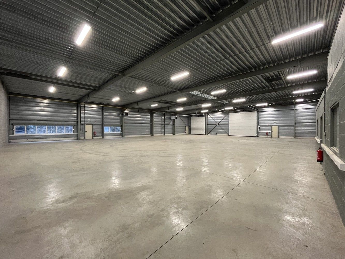 750m² opslagruimte met kantoor foto 7