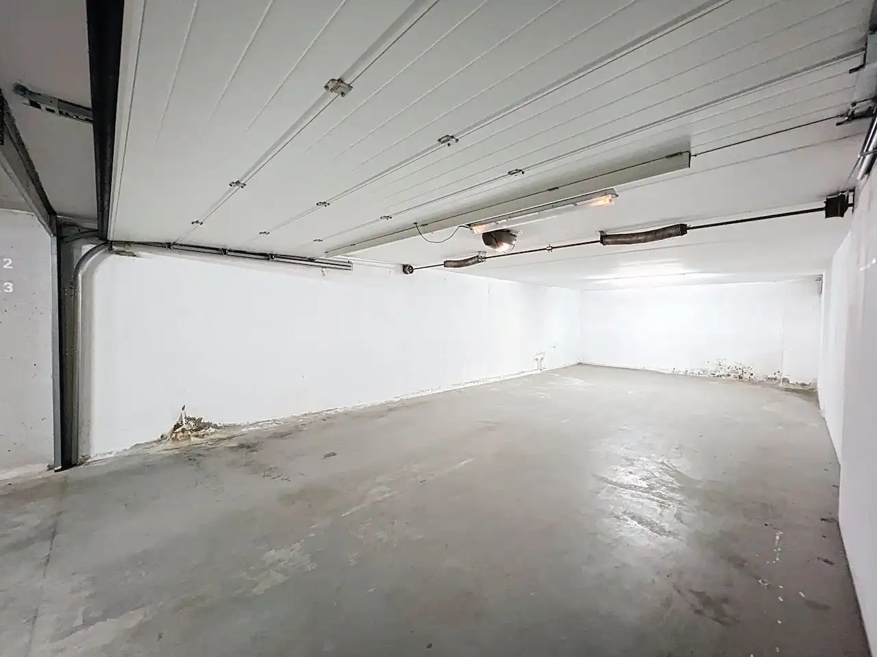 Buitengewoon ruime twee dubbele garagebox geschikt voor vier wagens foto 9