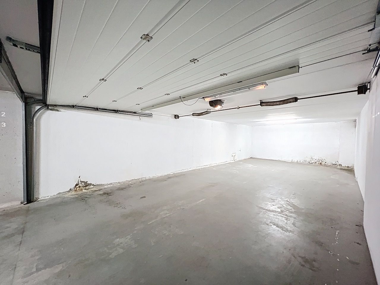 Buitengewoon ruime twee dubbele garagebox geschikt voor vier wagens foto 9