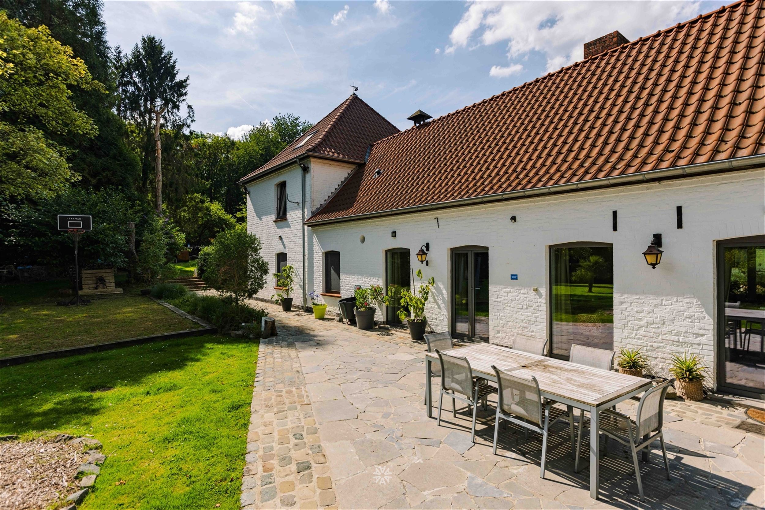 Uniek gelegen landgoed met gite midden de bossen foto 5