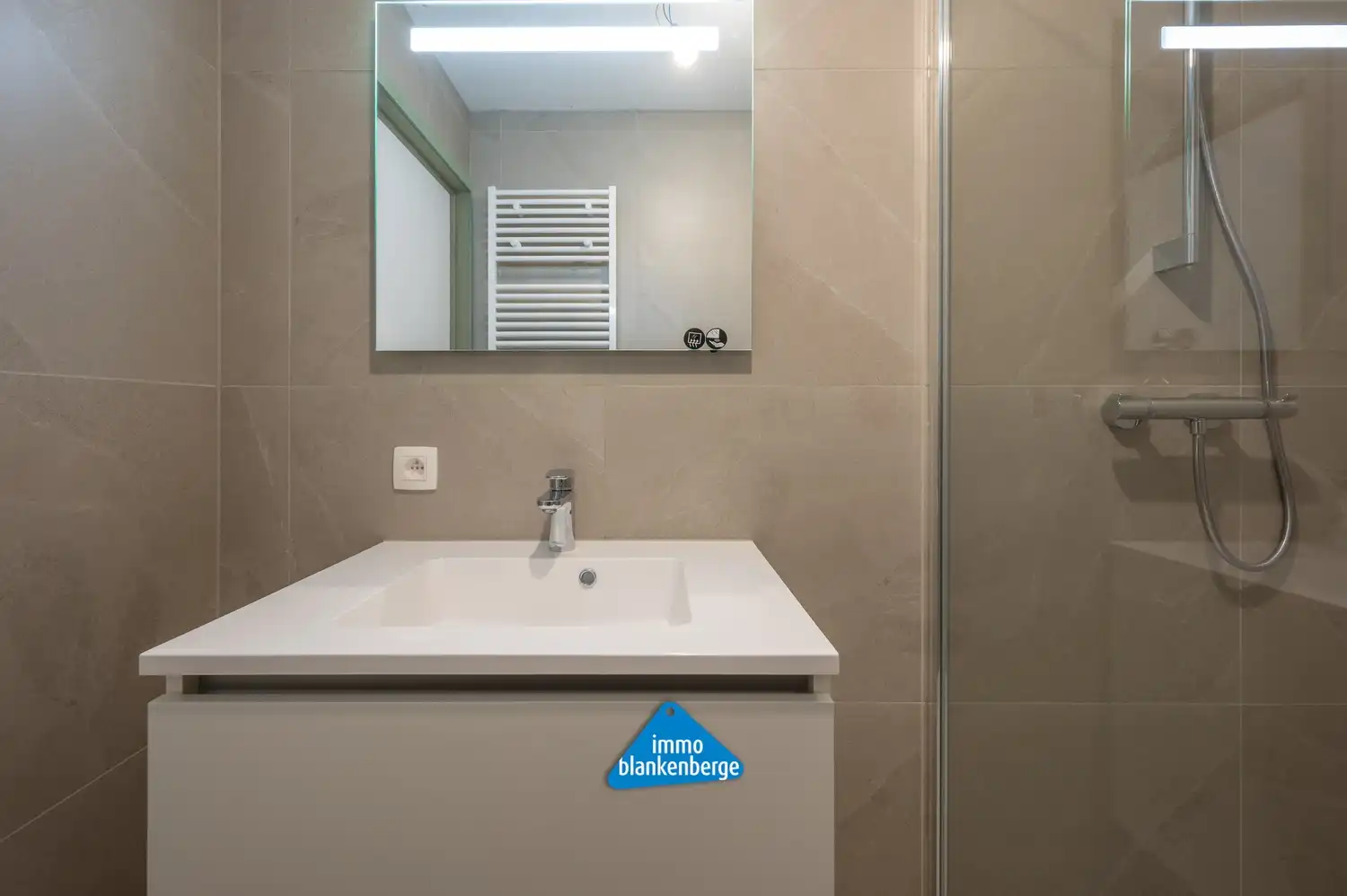 Appartement te koop op topligging aan de Zeedijk met prachtig zicht op de Pier van Blankenberge foto 10