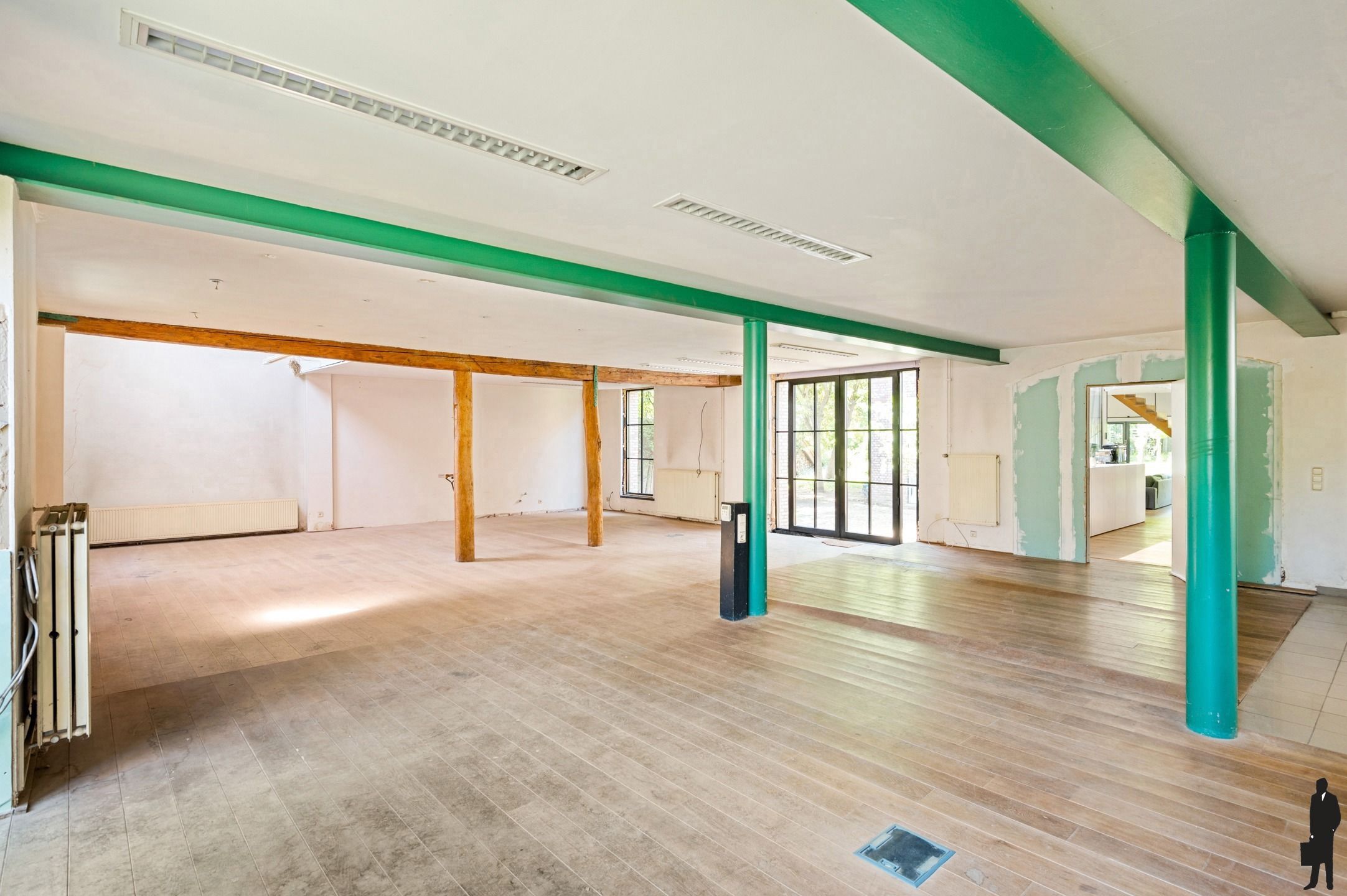 Unieke te renoveren hoevewoning met mooie parktuin foto 16