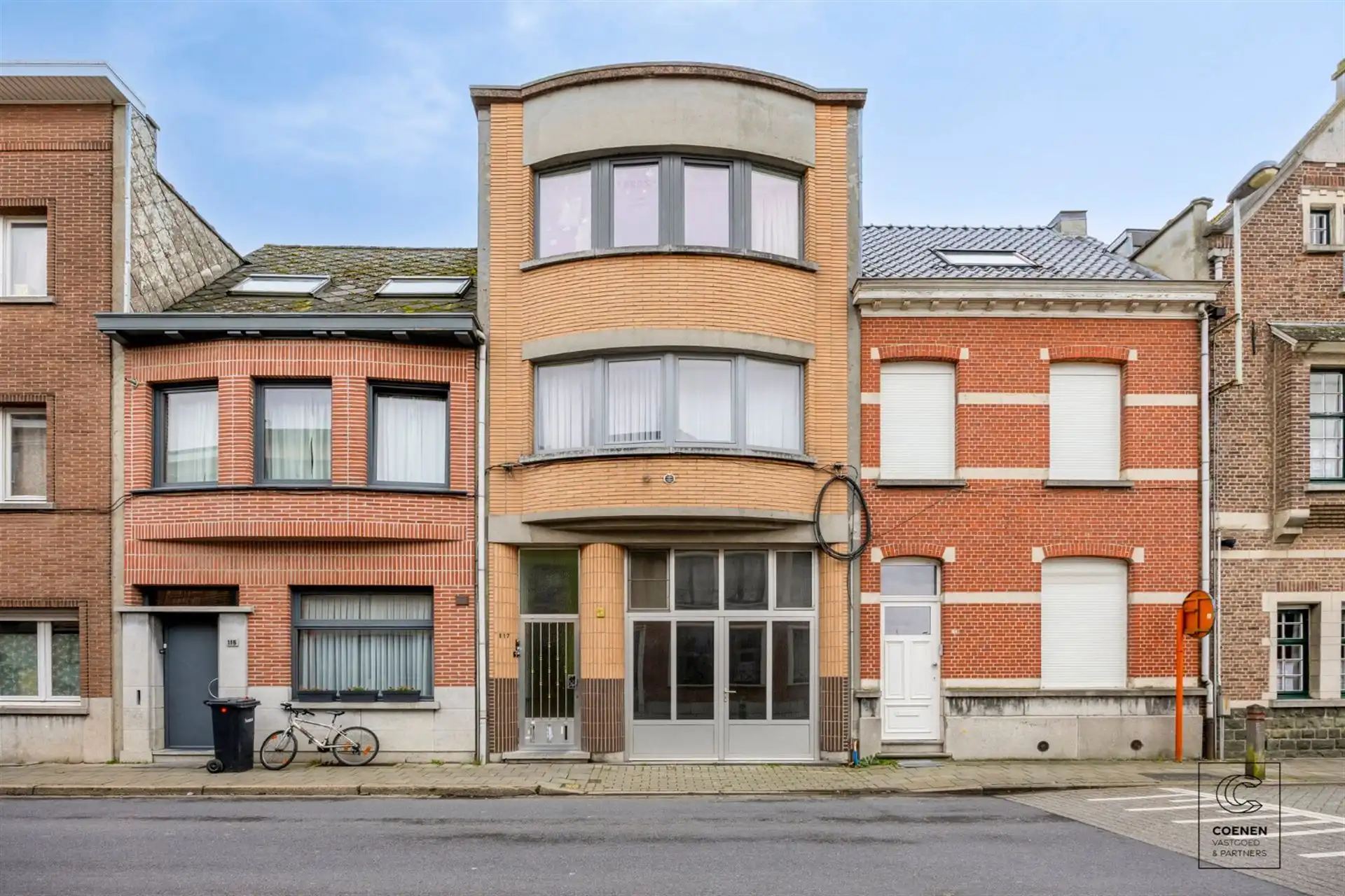 Riante woning, momenteel ingericht als 3 appartementen! foto {{pictureIndex}}