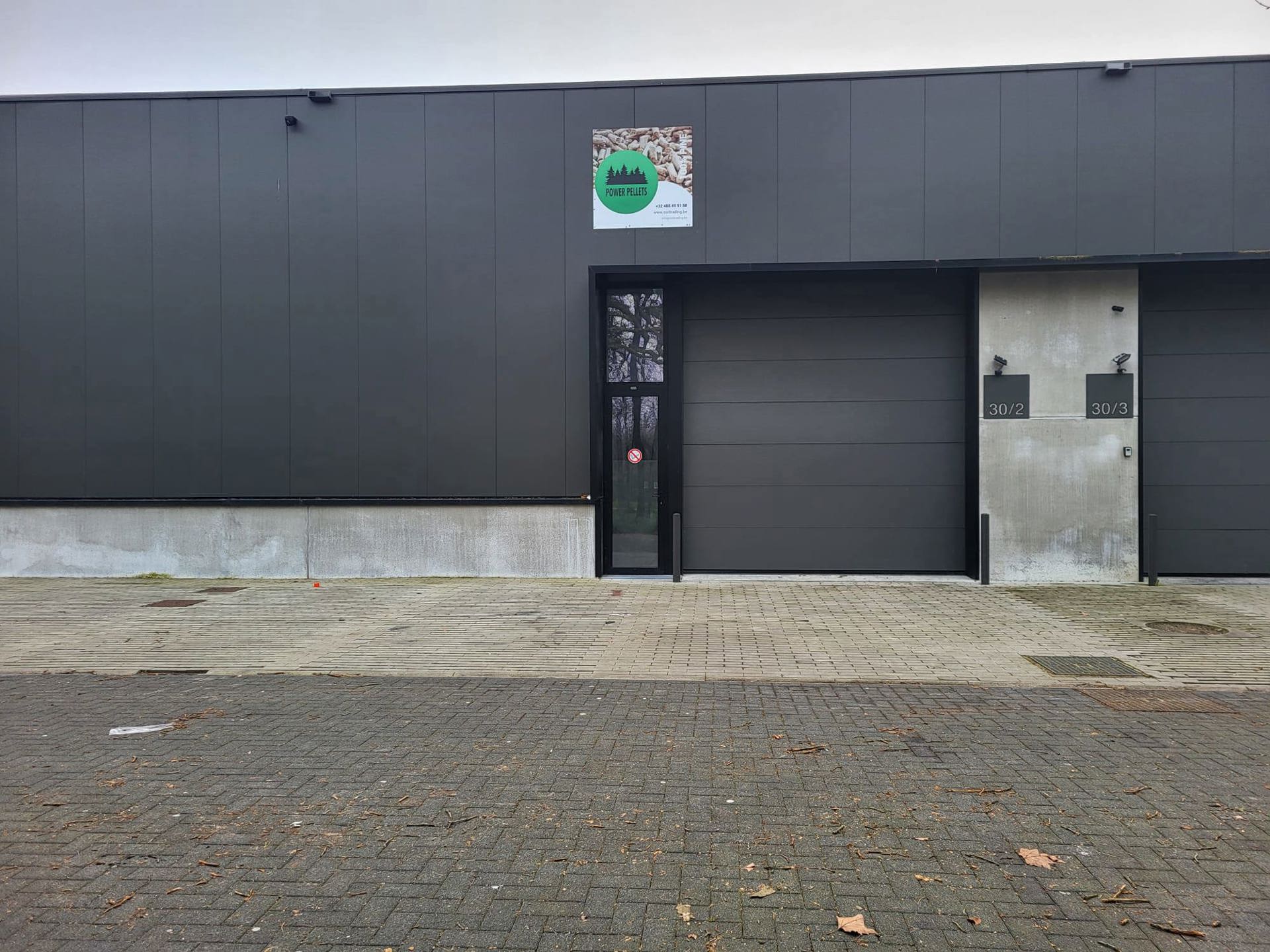 TE HUUR Genk: KMO-unit van 220m² foto {{pictureIndex}}