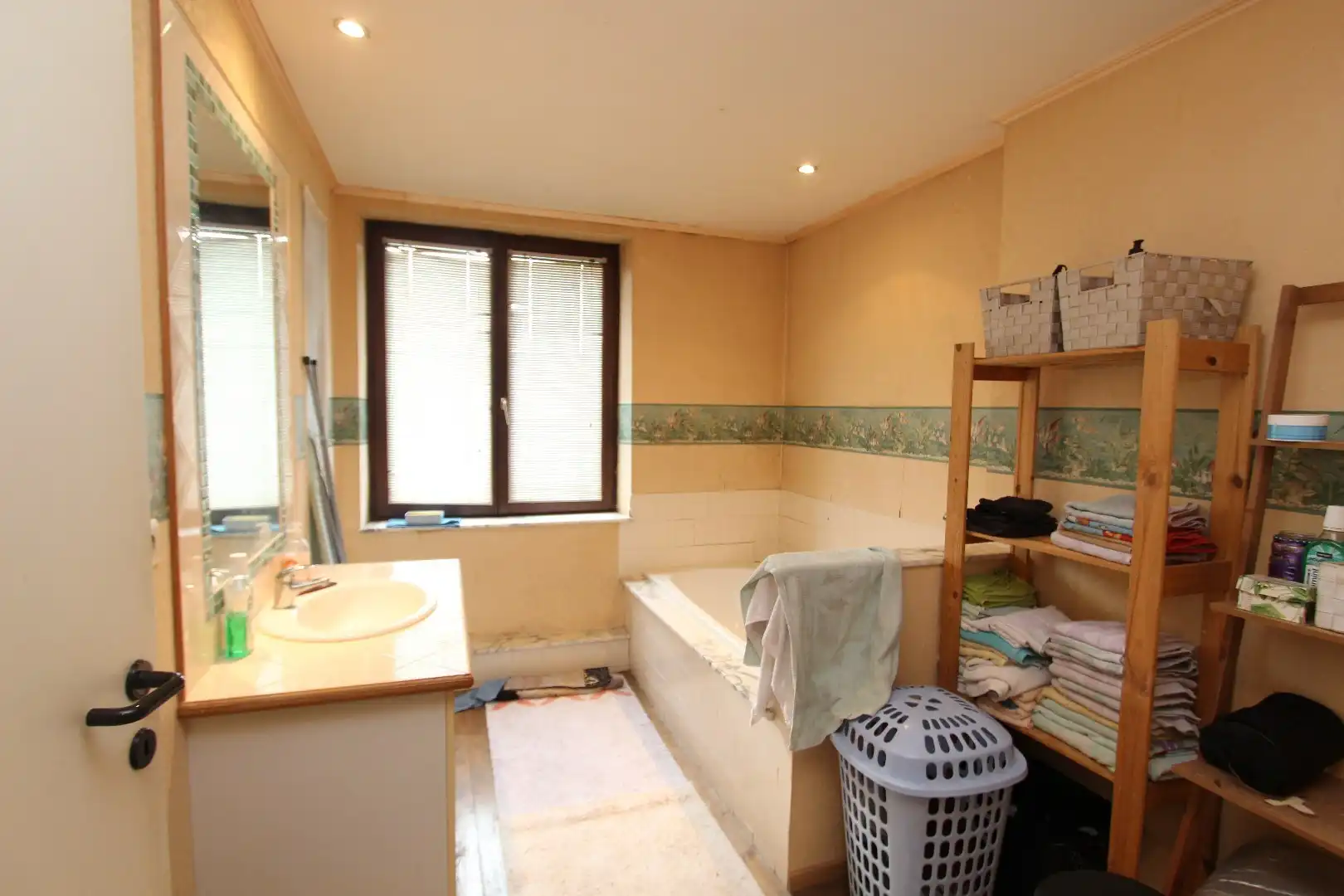 Ruime woning met terras en diepe tuin - stadsrand Tongeren foto 13