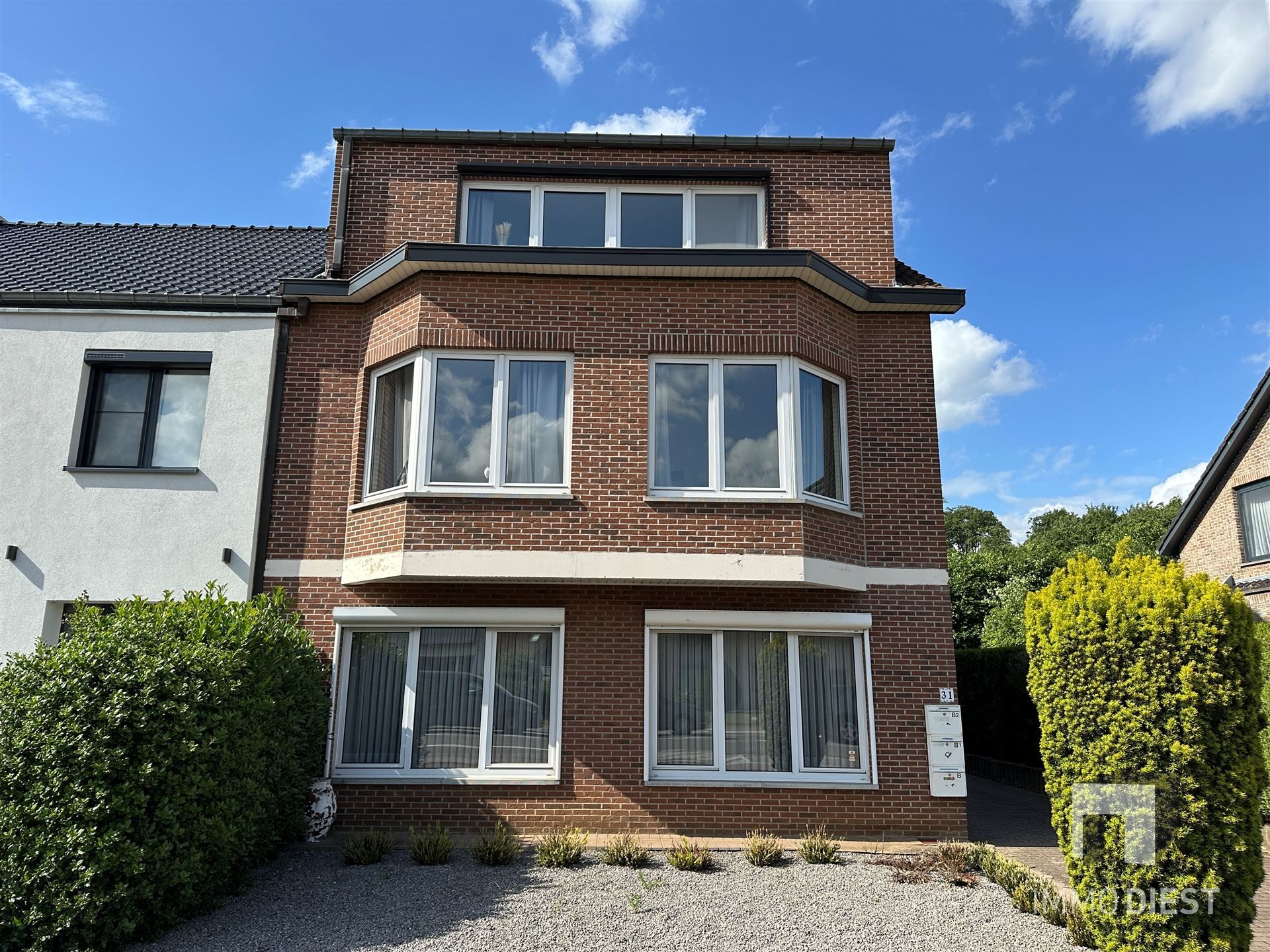 Building met 3 woonentiteiten en 3 garages foto {{pictureIndex}}