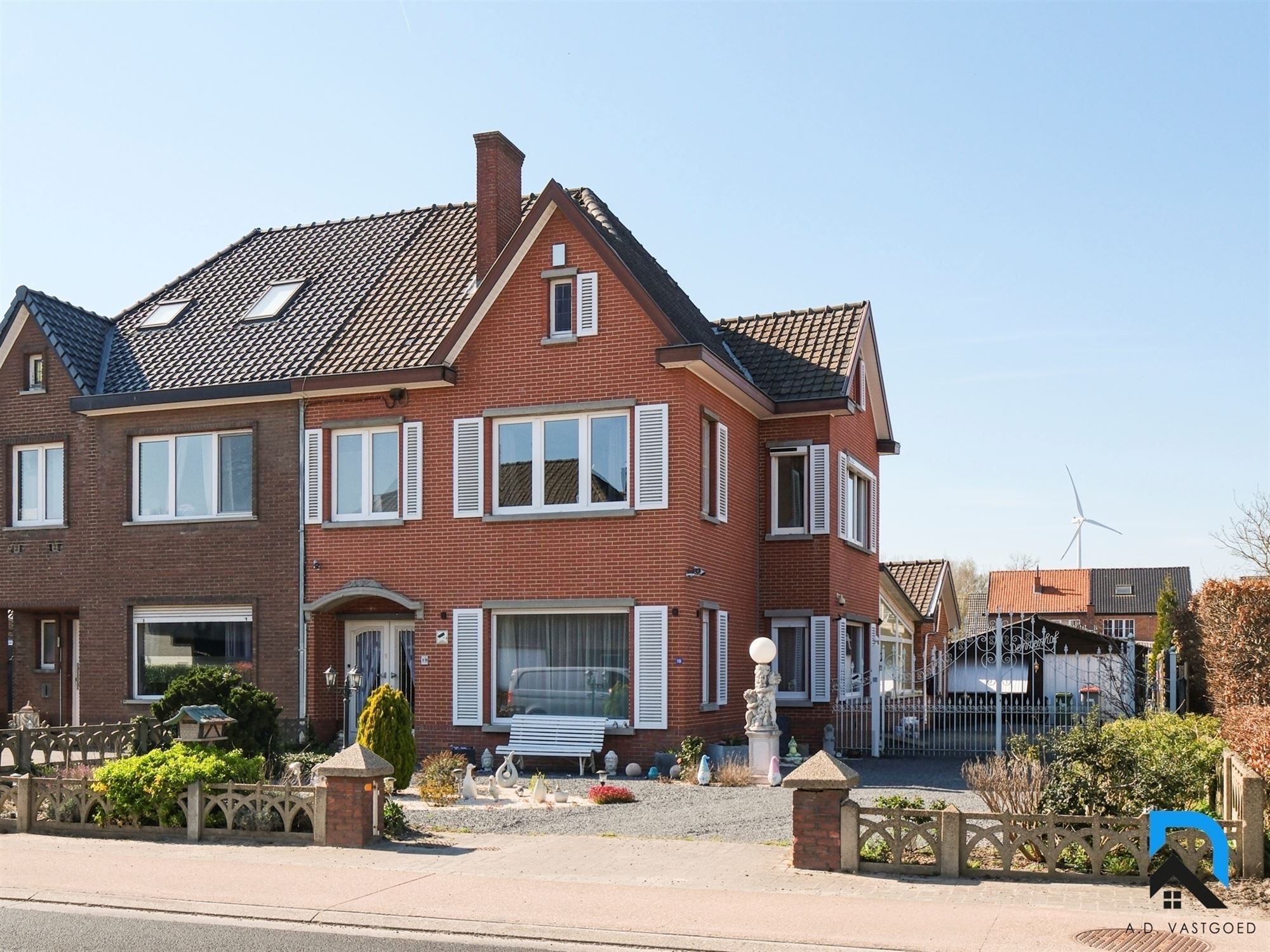 Ruime woning met grote tuin en dubbele garage foto 4