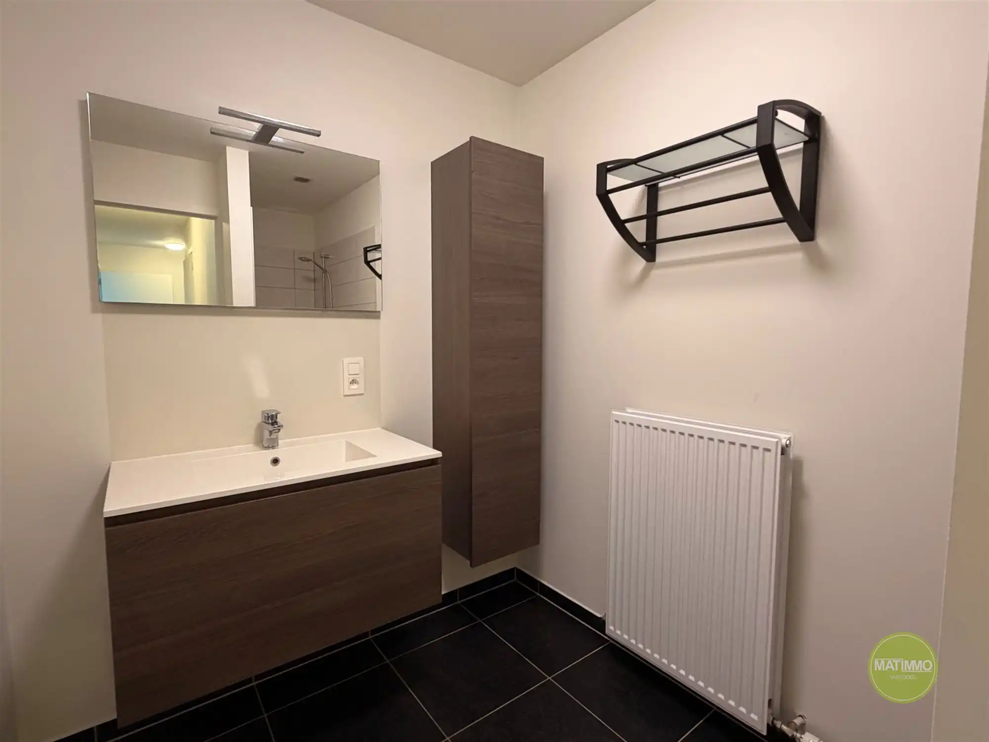GELIJKVLOERS APPARTEMENT MET PRIVÉTUIN EN CARPORT IN MOL foto 9