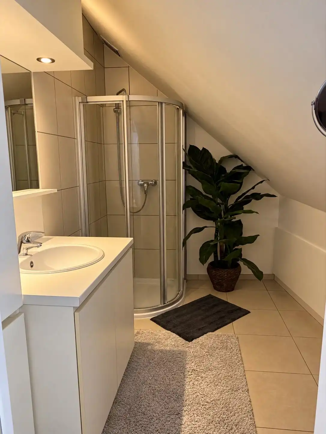 Te Huur : Verzorgde en ruime woning met 2 slaapkamers en garage in centrum Bilzen foto 17