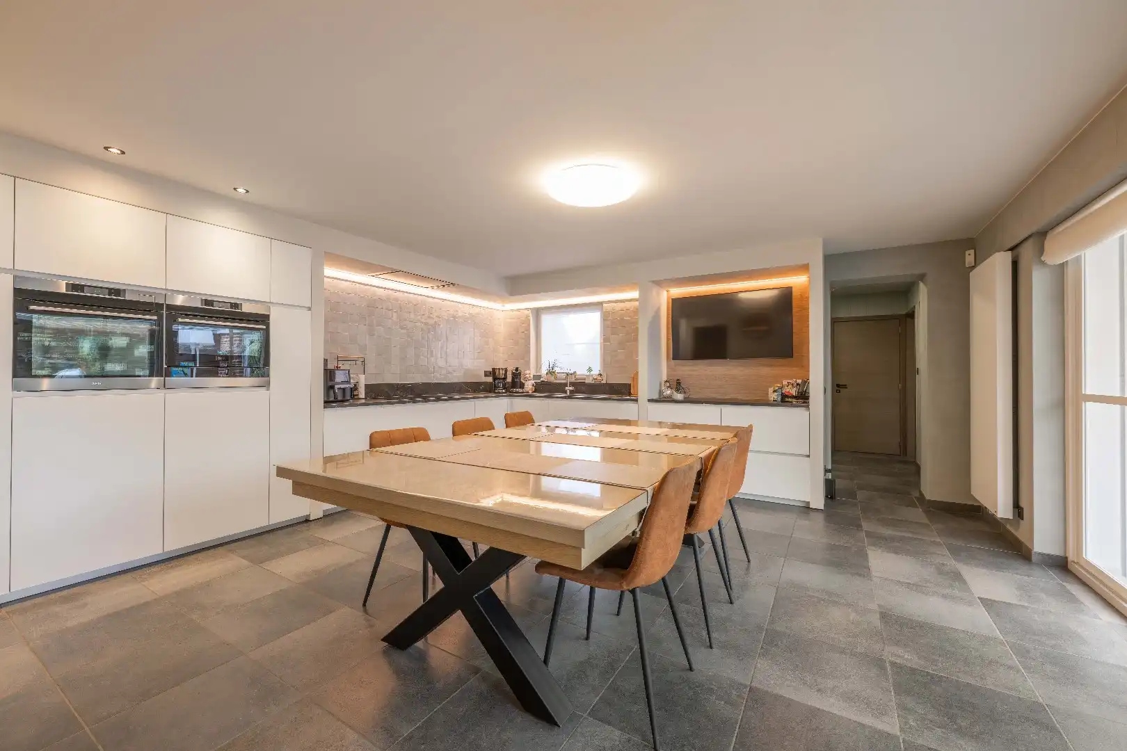 VERRASSEND RUIME, INSTAPKLARE WONING MET 2 GARAGES TE PITTEM foto 8