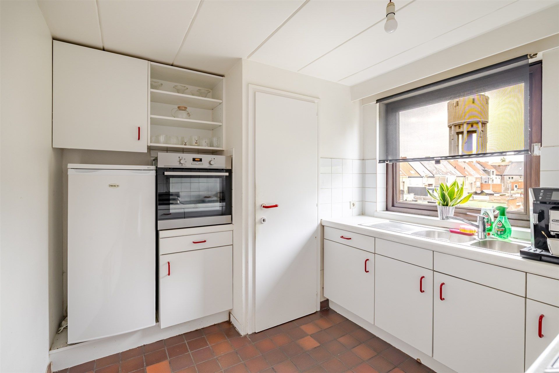 Opbrengsteigendom bestaande uit 7 appartementen + 1 kantoorruimte + 13 overdekte autostaanplaatsen foto 4