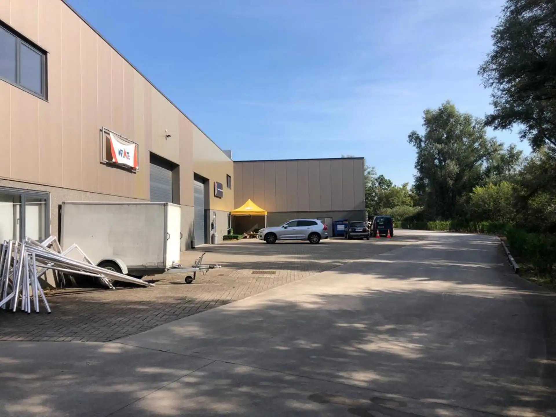 Magazijn van 281m² met kantoor (72m²) en 2 poorten foto 8