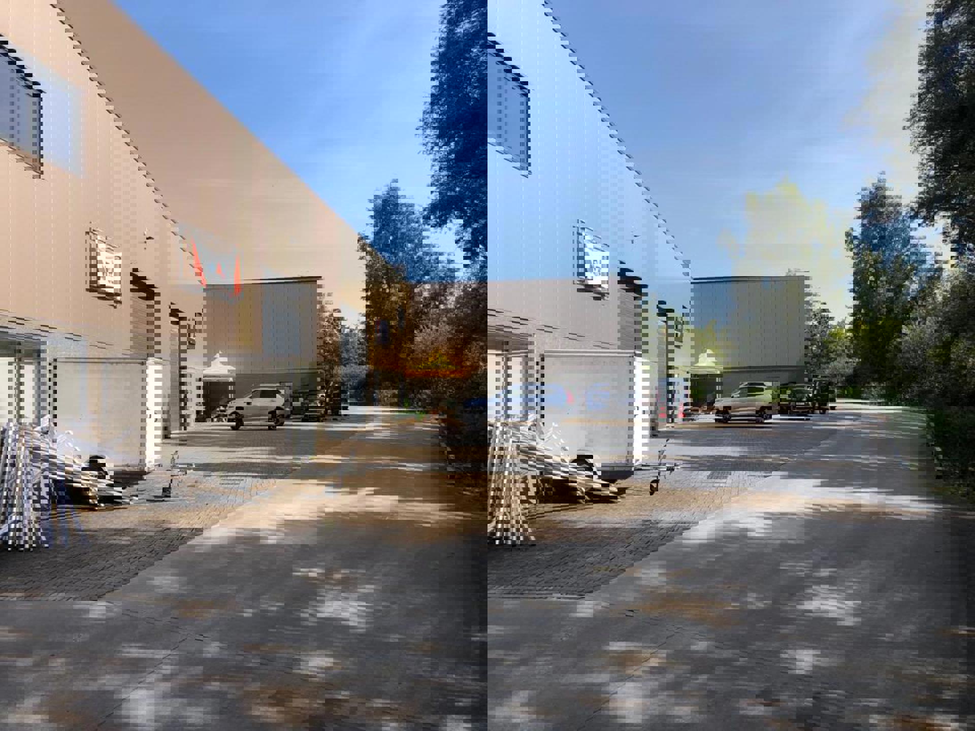 Magazijn van 281m² met kantoor (72m²) en 2 poorten foto 8