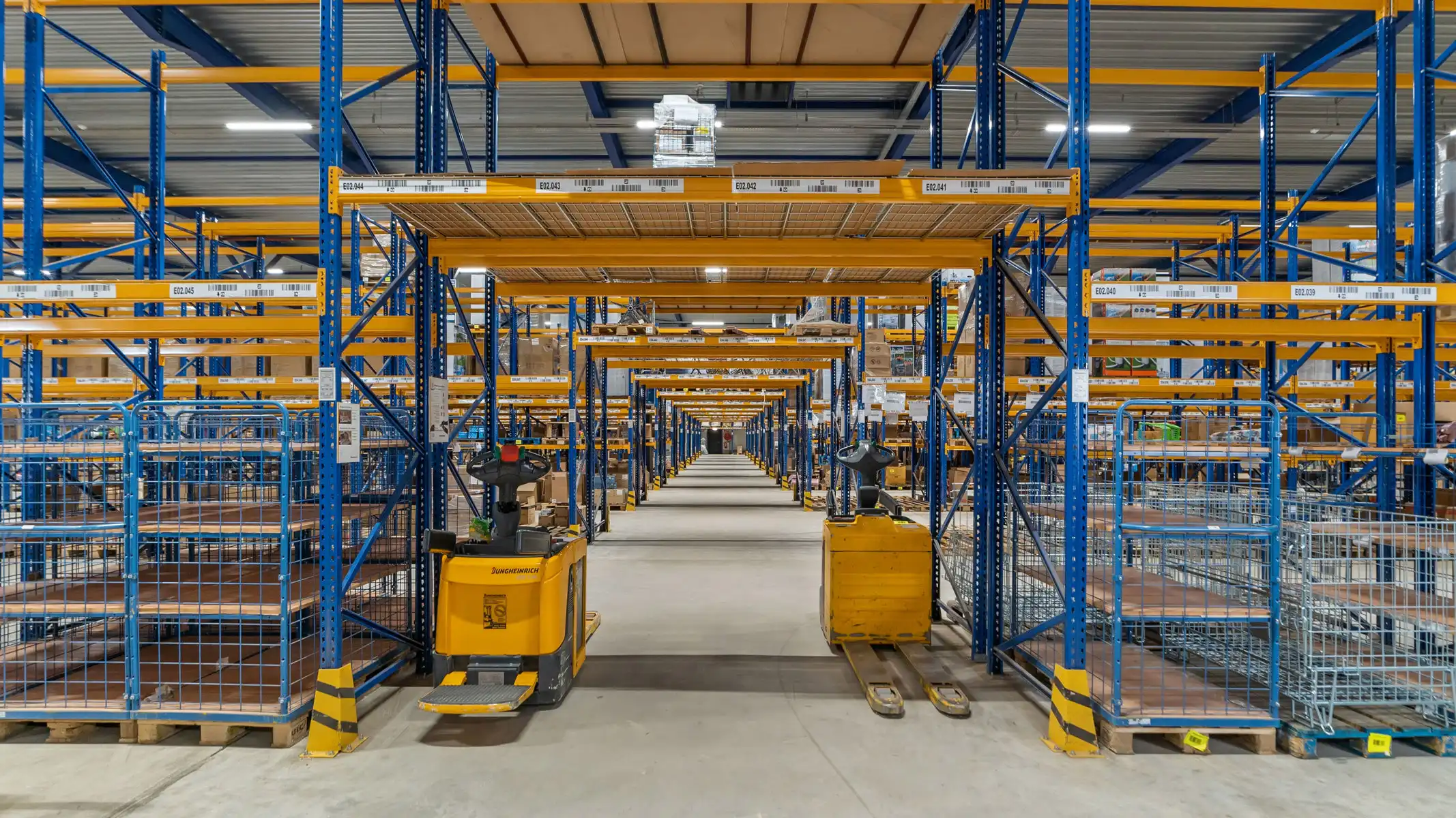 Volledig uitgerust distributiecentrum in nieuwbouwstaat foto 41