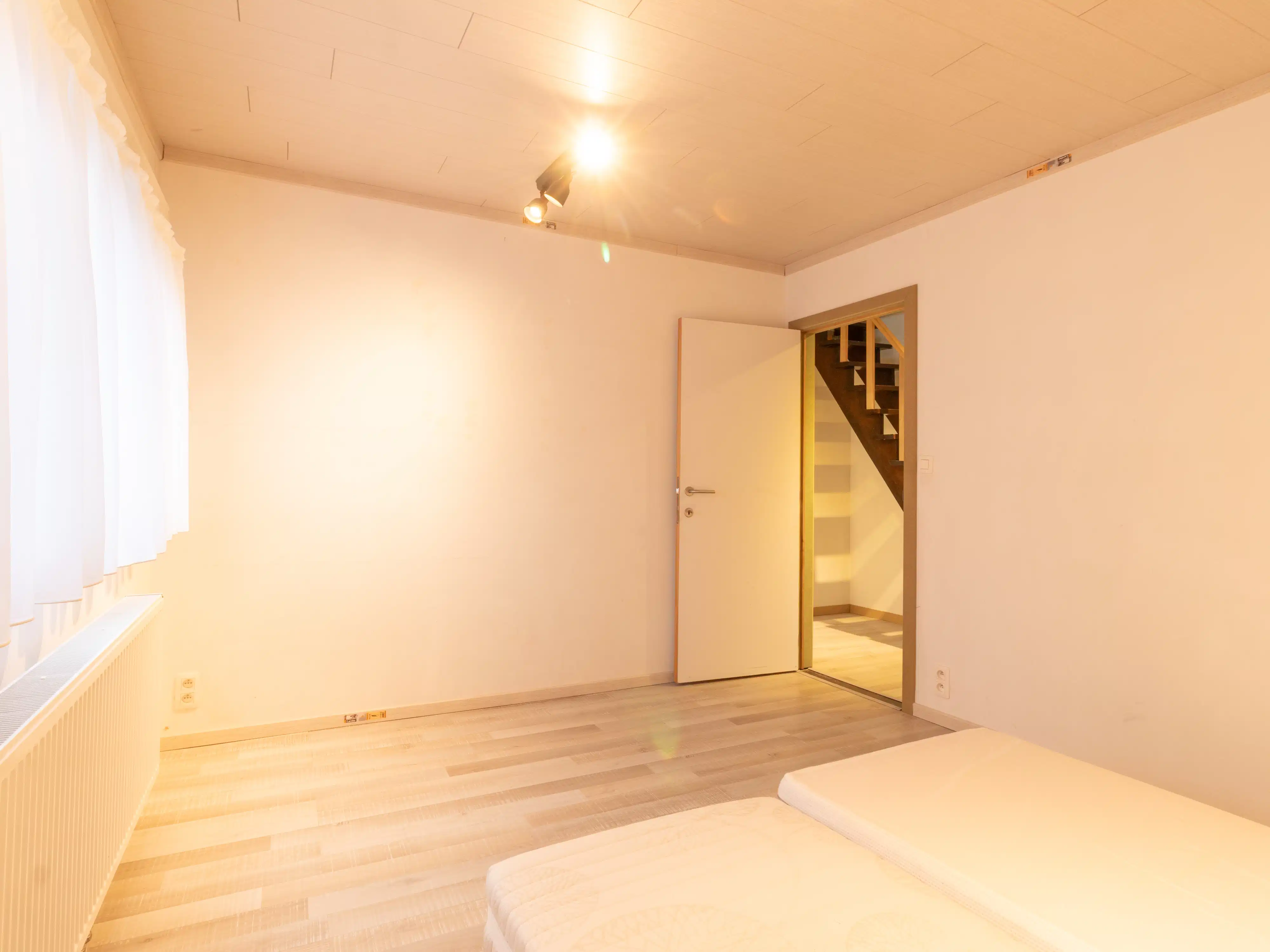 Instapklare halfopen bebouwing met werkplaats en tuin foto 10