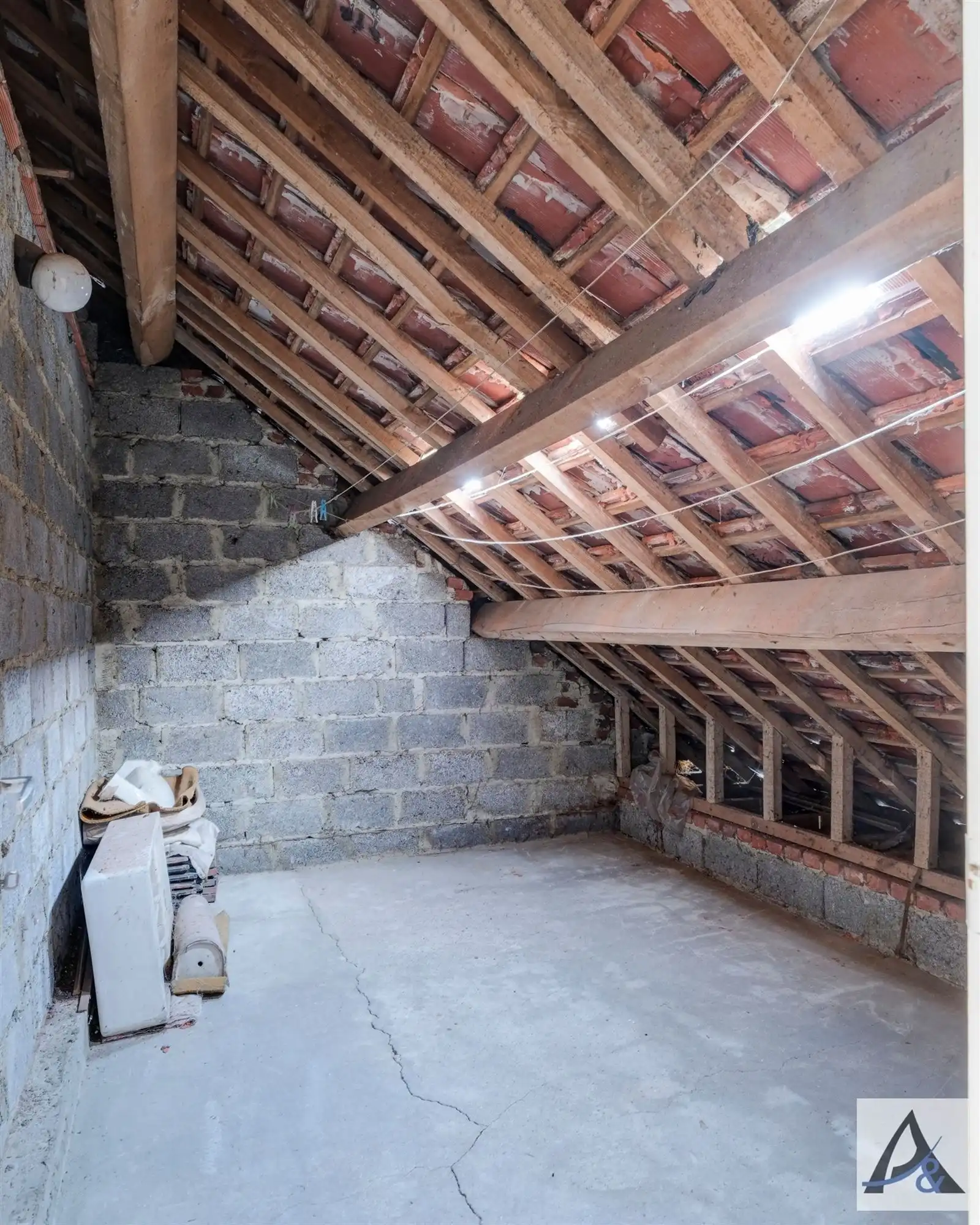 Te renoveren woning met potentieel in rustige buurt foto 23