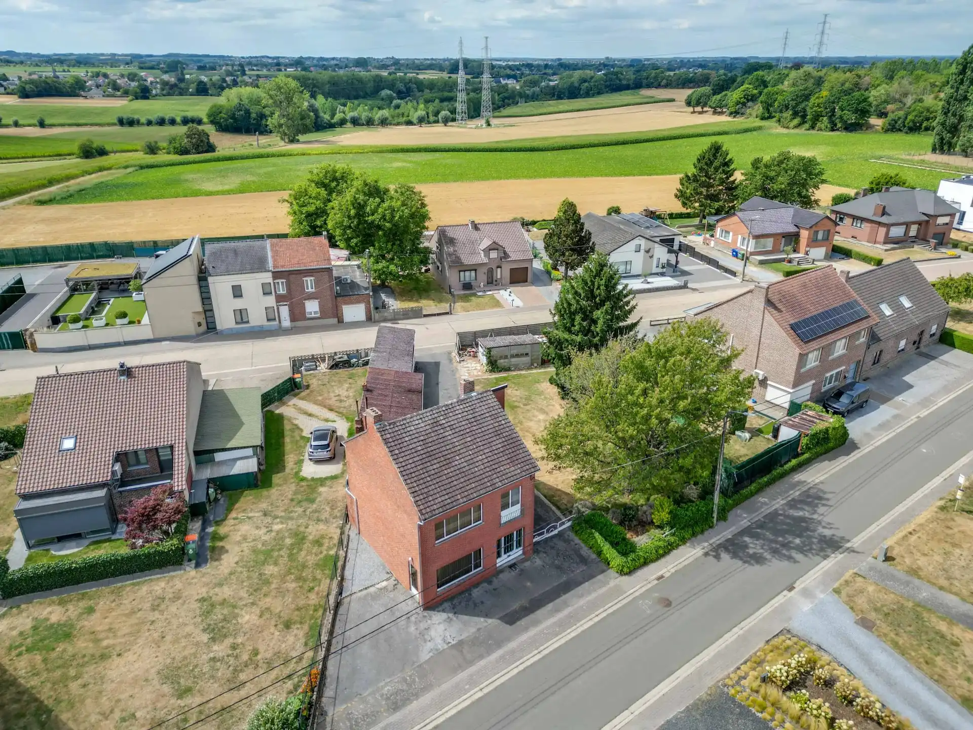 Bouwgrond van 856 m² met af te breken constructie foto 2