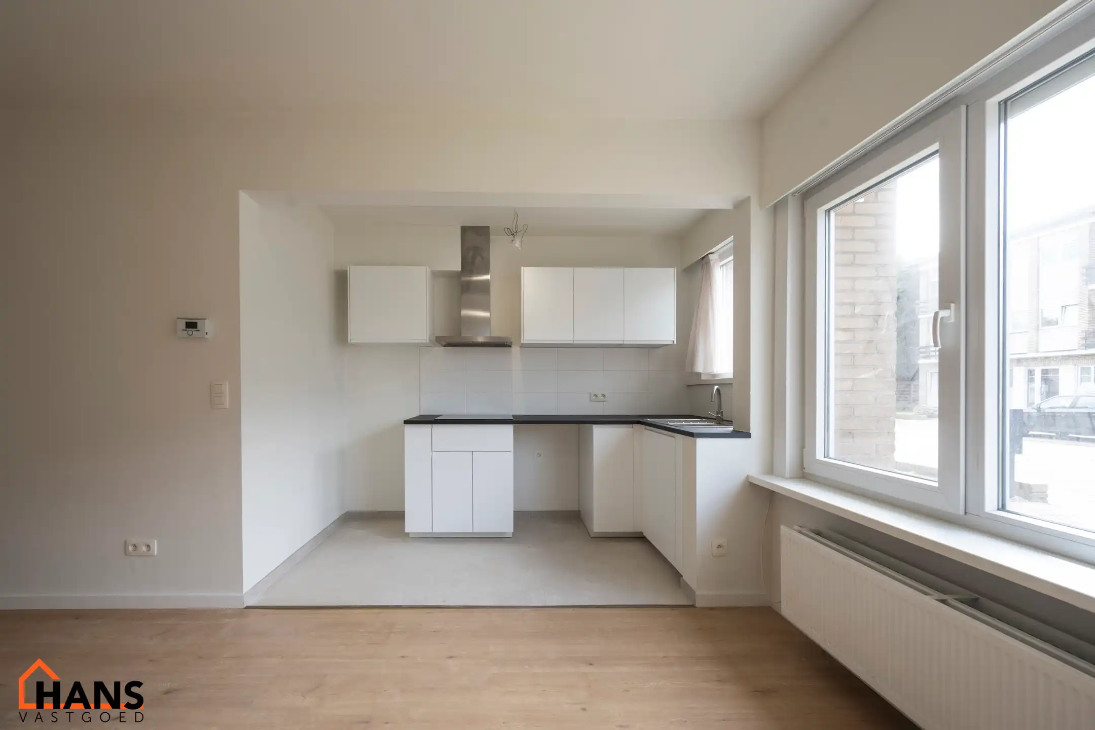 Gerenoveerd gelijkvloersappartement met garagebox. foto 2