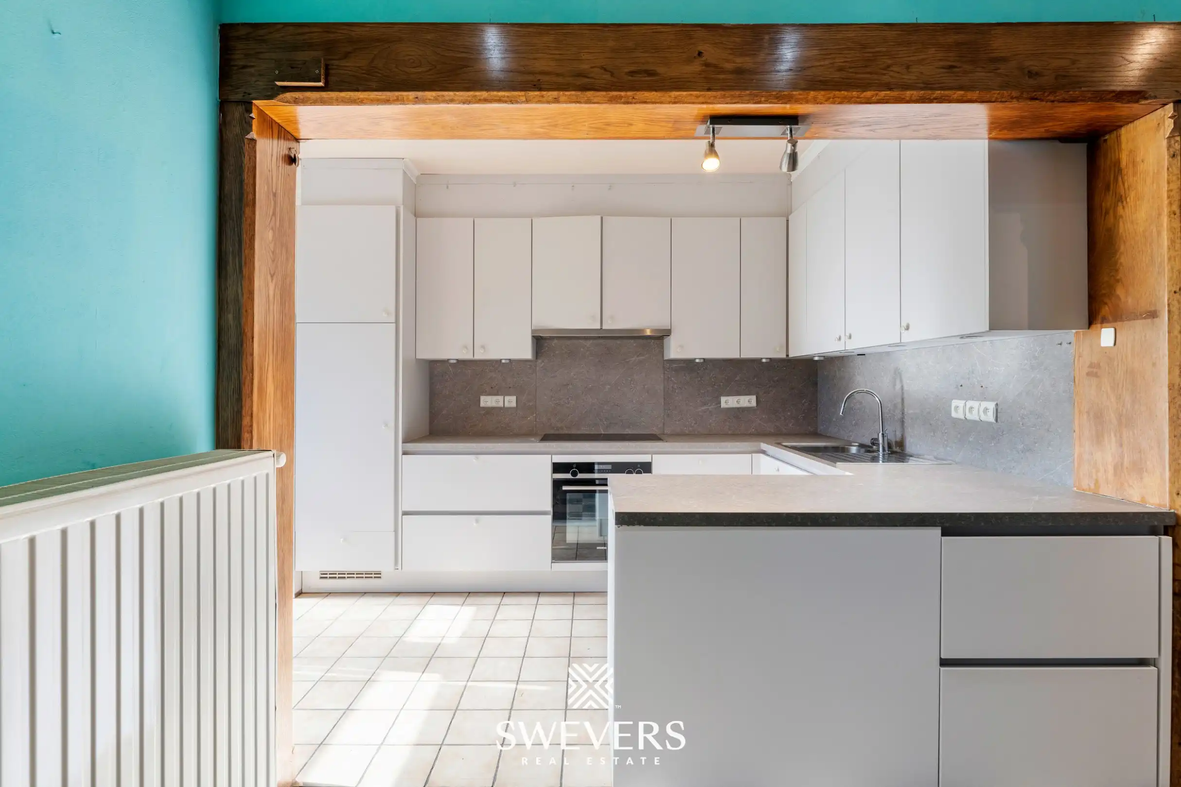 Gelijkvloerse woning met 2 slaapkamers, dubbele garage en een uitzonderlijk groot perceel foto 9