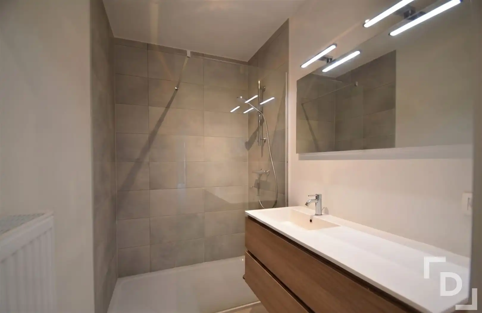 Lichtrijk appartement met carport en berging foto 6