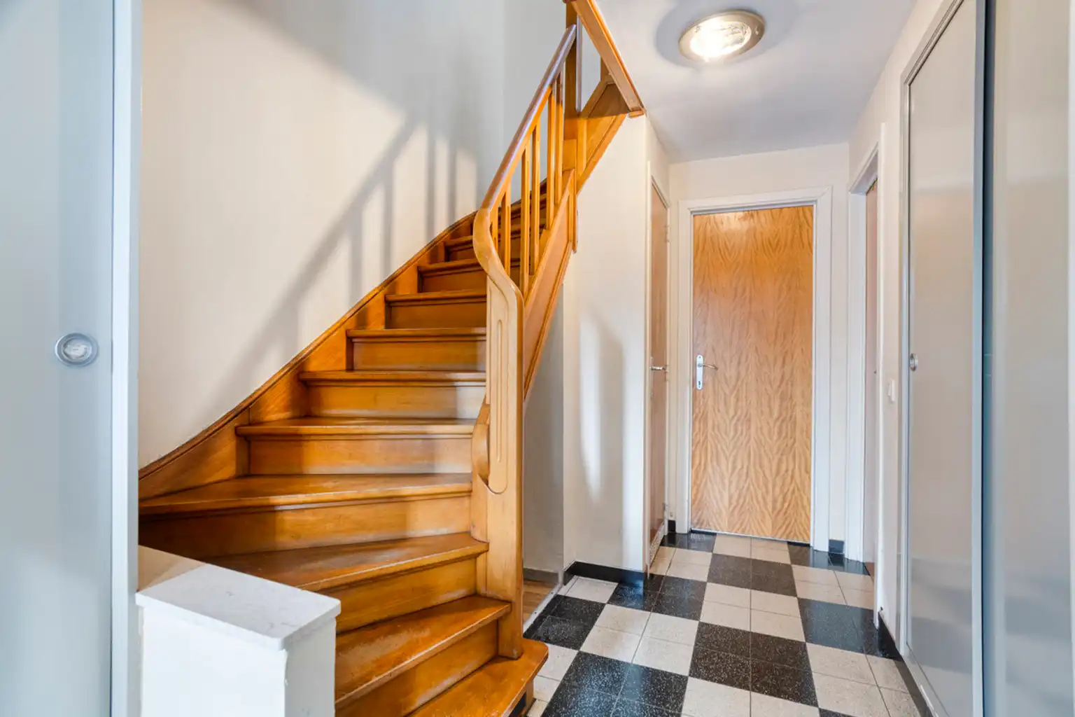 Gerenoveerde bel-étage woning met garage foto 4