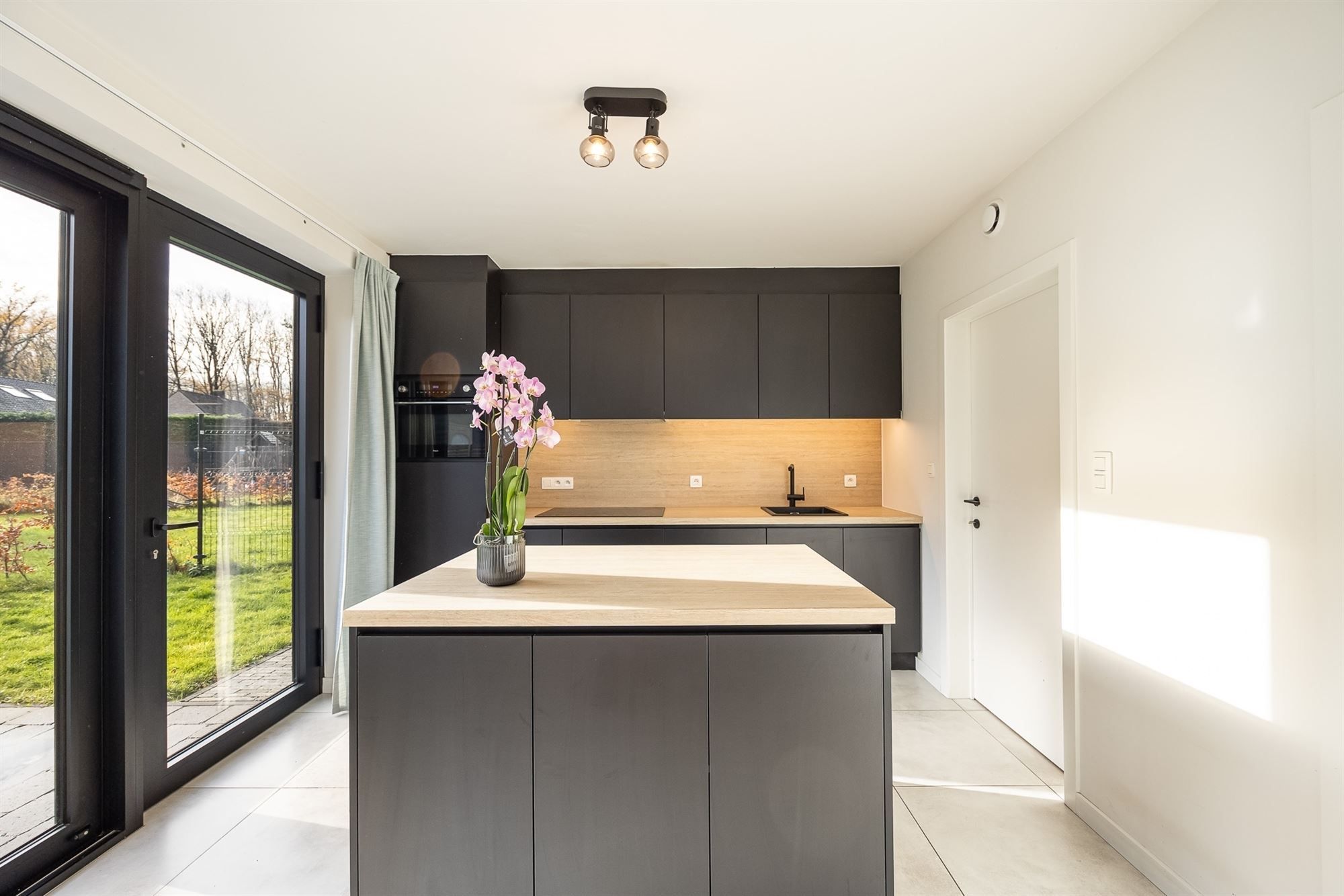 Instapklare woning met 3 slaapkamers en ruime tuin foto 10