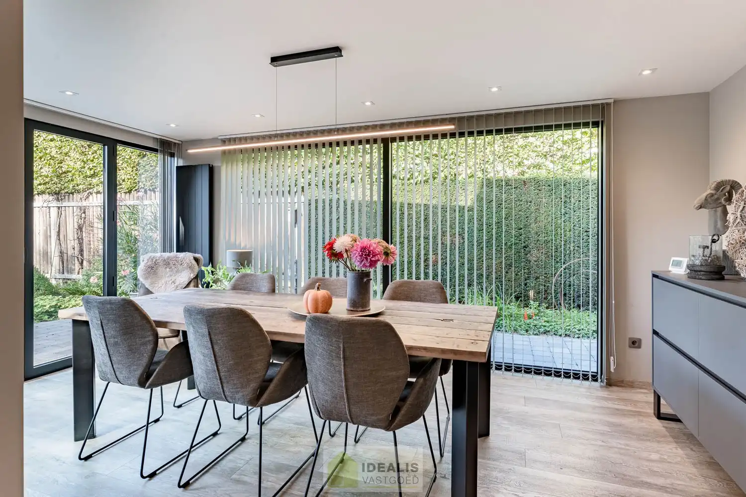 IDYLLISCH GELEGEN BIJZONDERE EIGENDOM BESTAANDE UIT RIANT WOONHUIS, APART BEWOONBAAR BIJGEBOUW EN ATELIER OMGEVEN DOOR EEN SCHITTERD AANGELEGDE TUIN EN WEILAND. Het domein is toegankelijk zowel aan de mooie Urnenveldstraat doch ook via een uitzonderlijk mooie oprijlaan toegankelijk langs de boszijde van het perceel. Deze vrijstaande woning, gebouwd in 1986, beschikt over een sfeervolle leefruimte in vol contact met de tuin en biedt een heerlijke atmosfeer dankzij de centraal geplaatste speksteenkachel. Op de verdieping beschikt de woning over slaapkamers en sanitair. Een absolute meerwaarde is het afzonderlijk volledig ingericht bijhuisje, centraal op het perceel, voorzien van alle woonfaciliteiten. Verder is er de mogelijkheid om wonen/werken te combineren via het knap afgewerkte atelier, met vergezicht op het eigen weiland. Geschikt voor kandidaten op zoek naar een ruime en instapklare parel met een idyllische uitstraling! foto 19