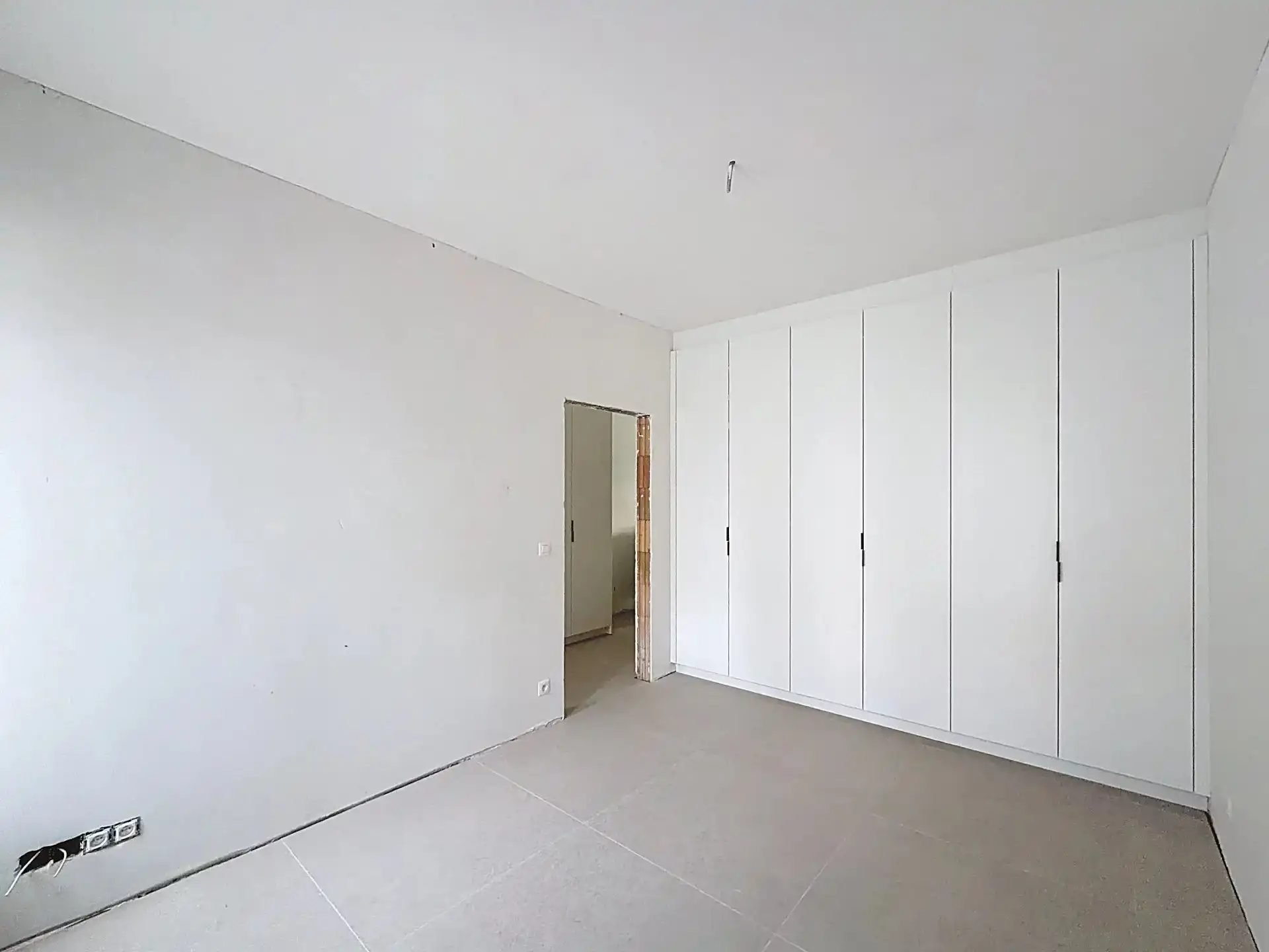 Luxueus en modern afgewerkt gelijkvloers appartement met tuin, 1 slaapkamer en 2 staanplaatsen. foto 10