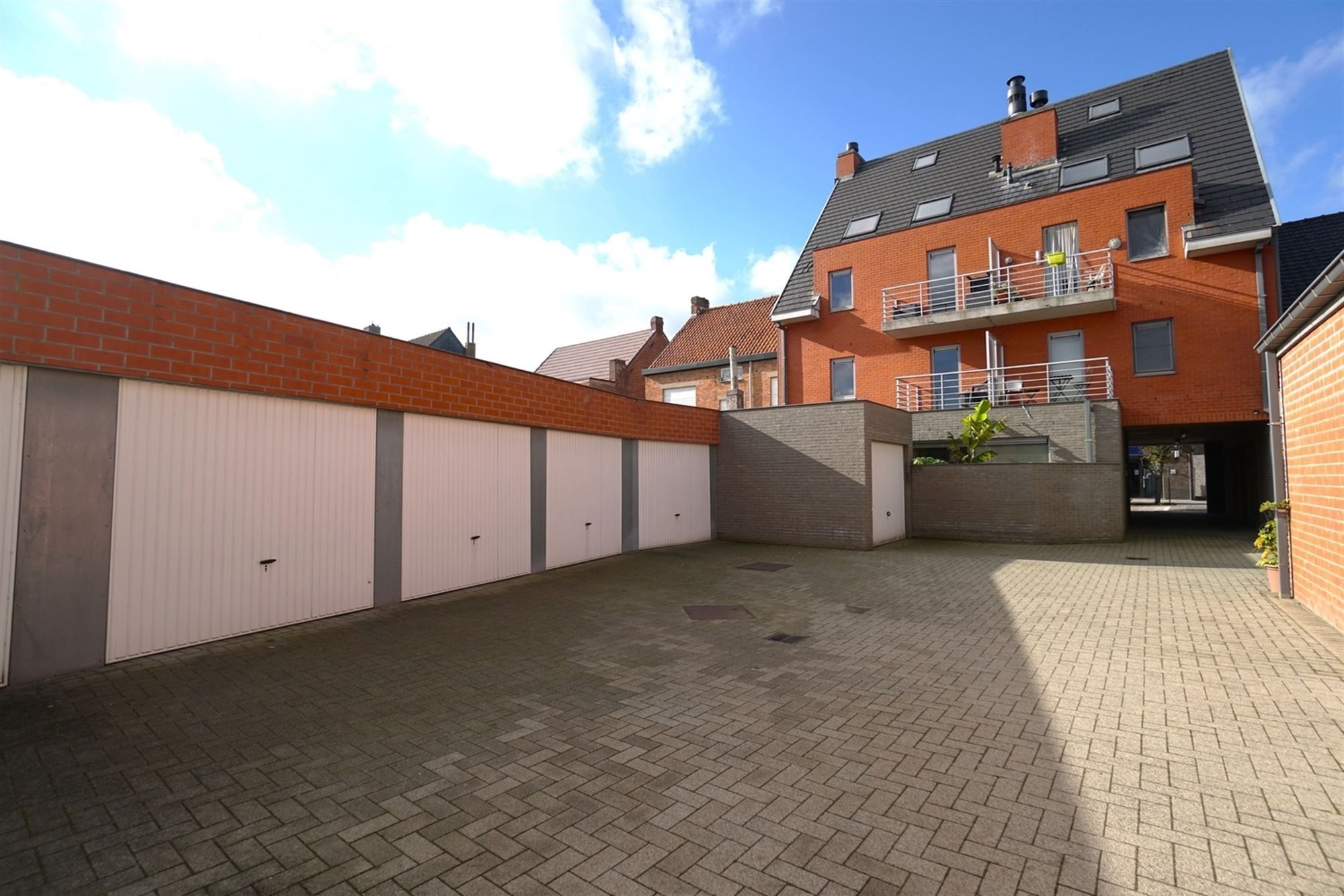 2 slaapkamer-appartement met terras en garage, gelegen in het centrum van Oosteeklo foto 14