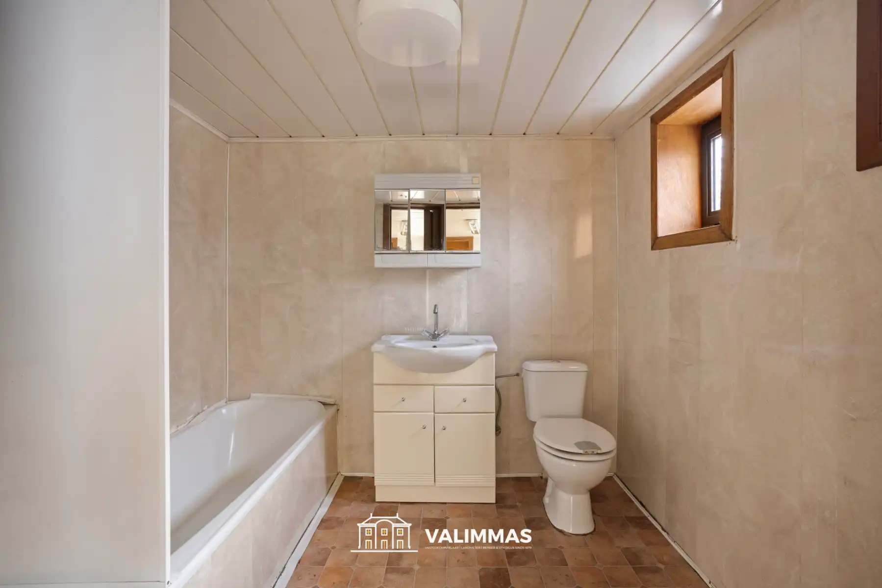 Een driegevelwoning met garage en grote tuin, op ± 26 are ! foto 10