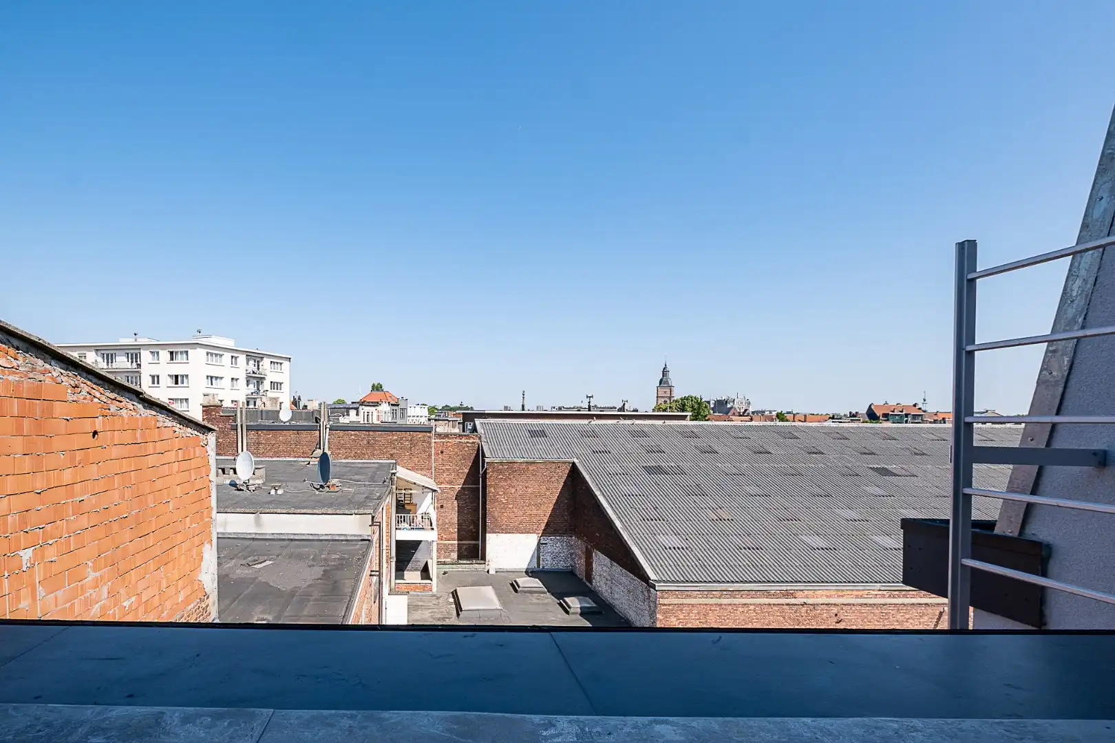 Genieten op hoogte: lichtrijk dakappartement met terras foto 6