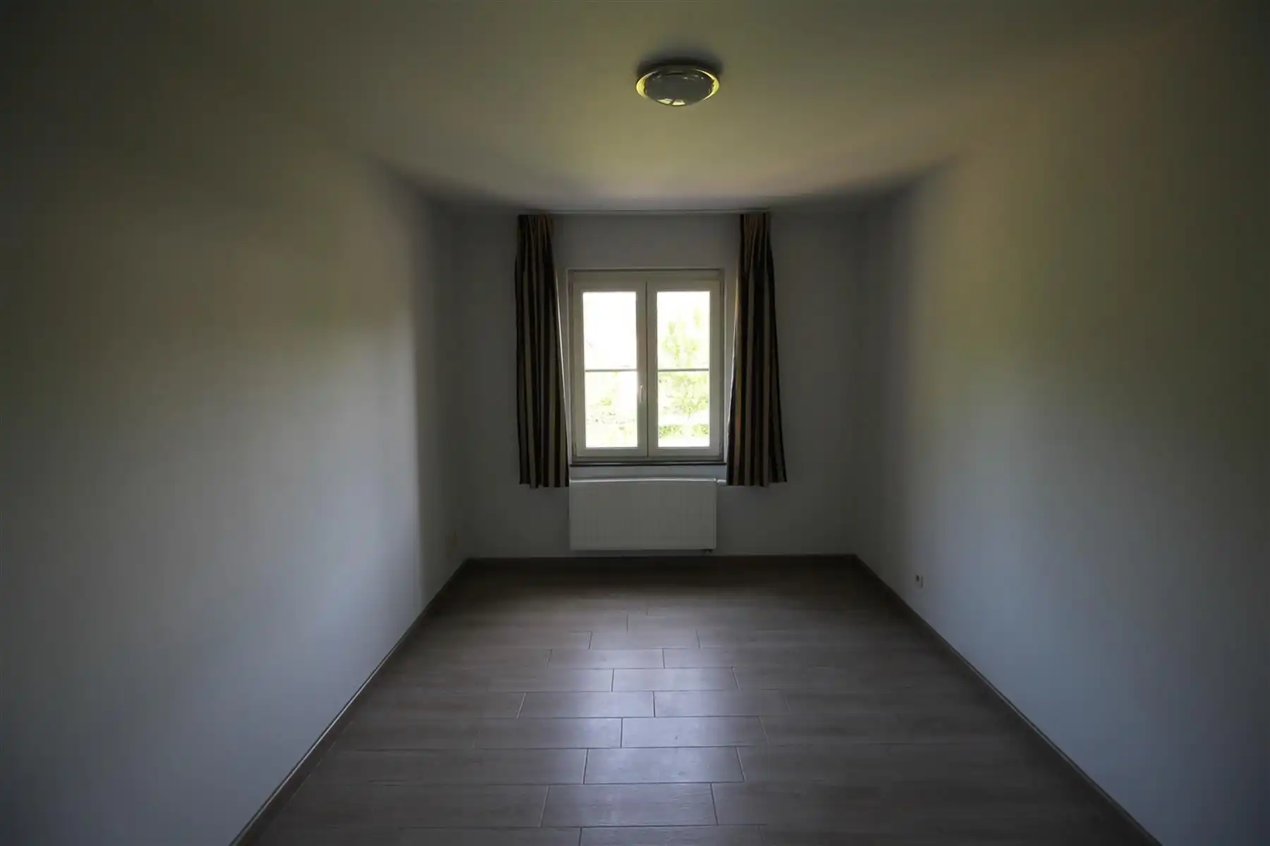 Gezinswoning met 3 slaapkamers, terras en twee ondergrondse autostaanplaatsen. foto 8