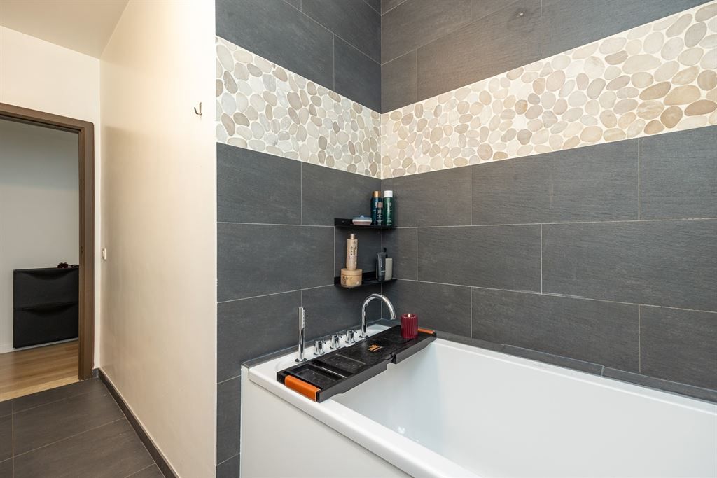 Instapklaar appartement met loftallures foto 14