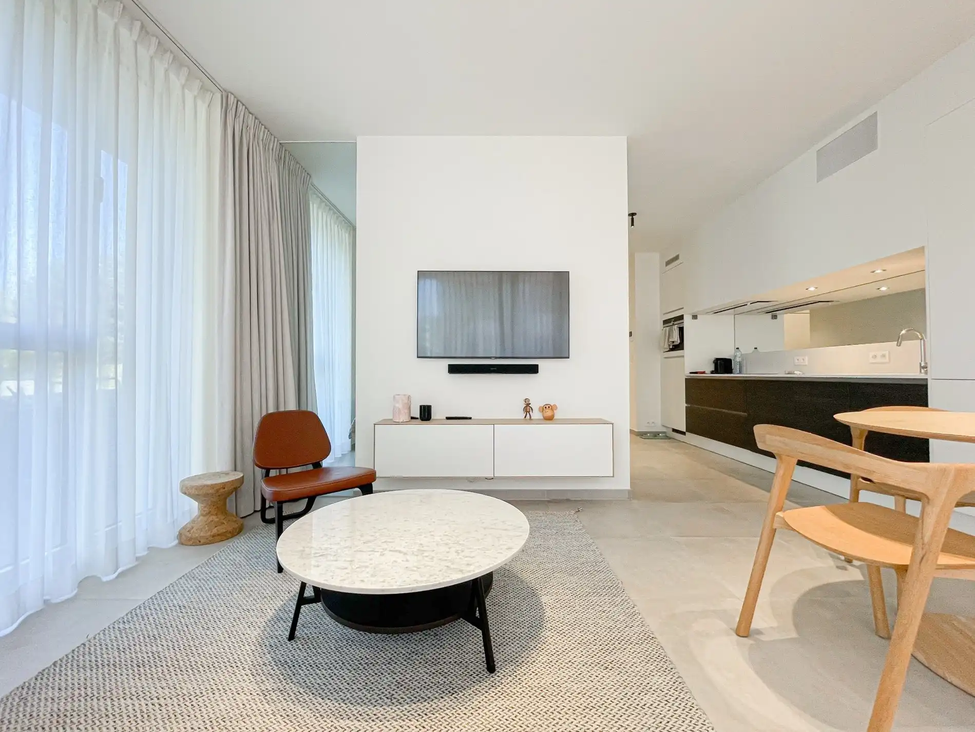 Subliem smaakvol ingericht hoek appartement gelegen in een recente residentie nabij de Dumortierlaan. foto 4