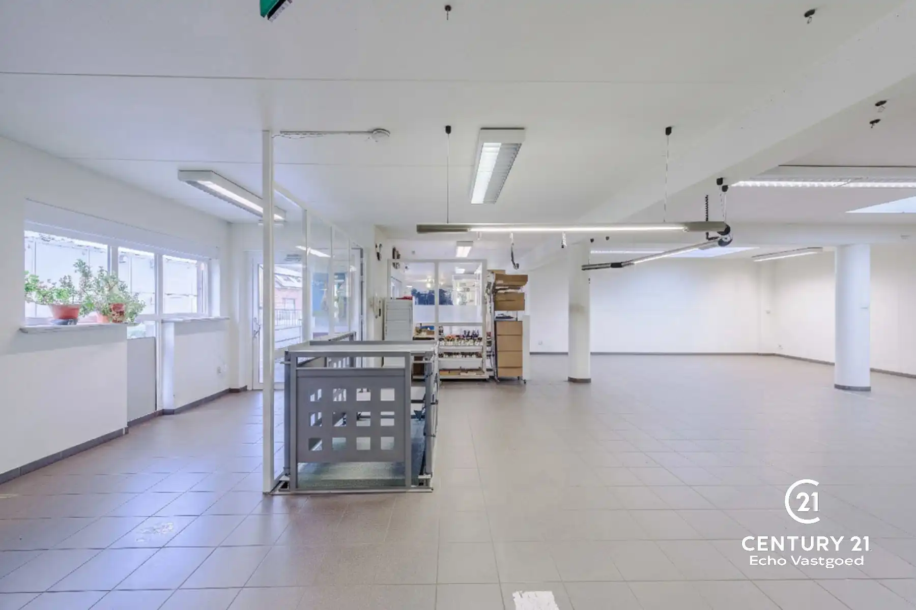 Topgelegen handelspand met magazijn en privatieve parking foto 4