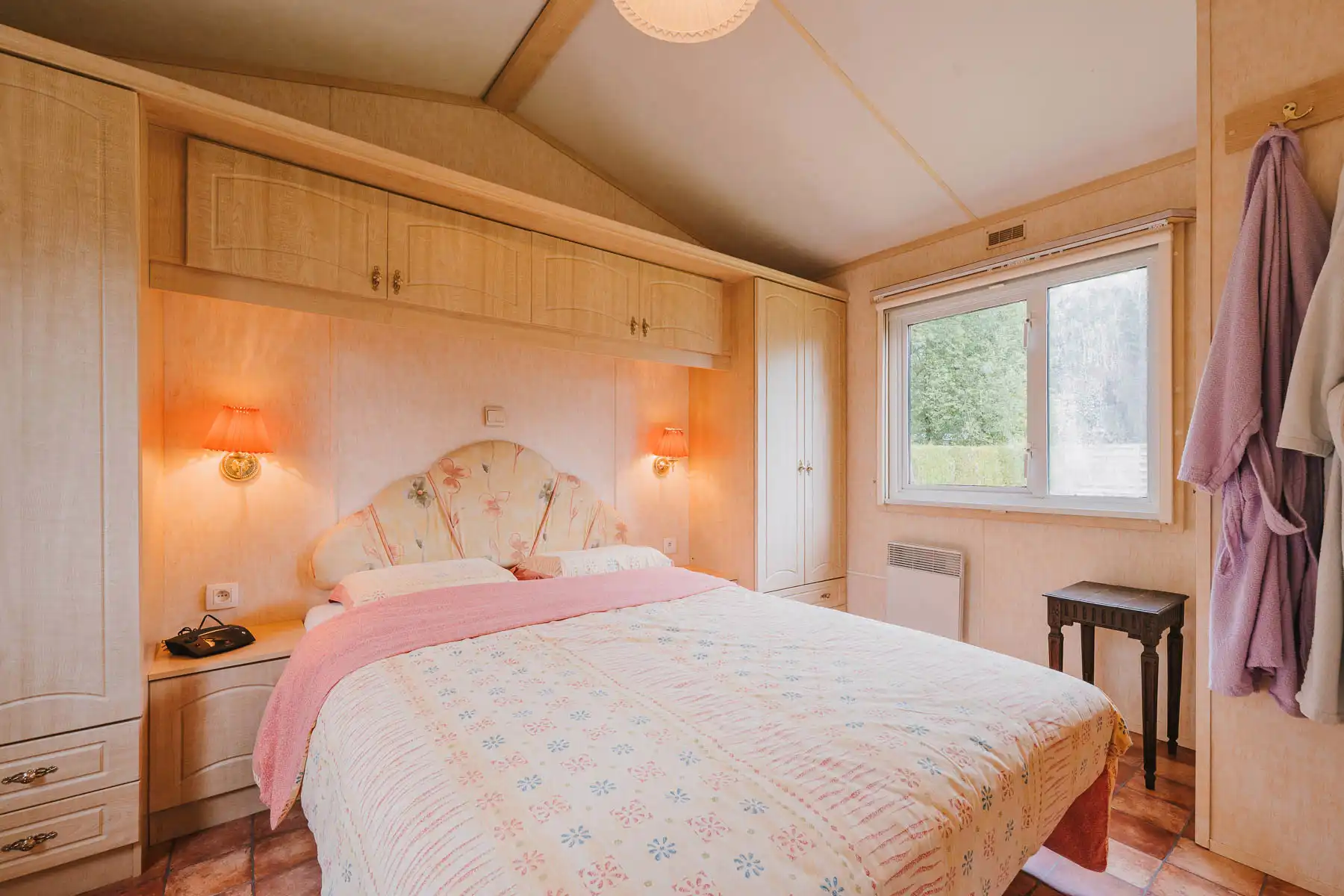 Prachtige agrarische tuin met caravan foto 13