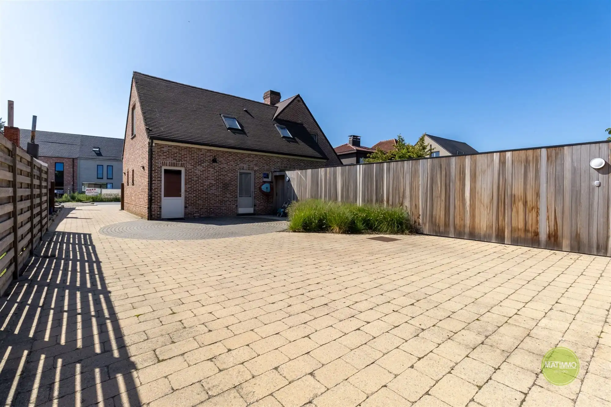 Instapklare gezinswoning met magazijn, zwembad en poolhouse  foto 33