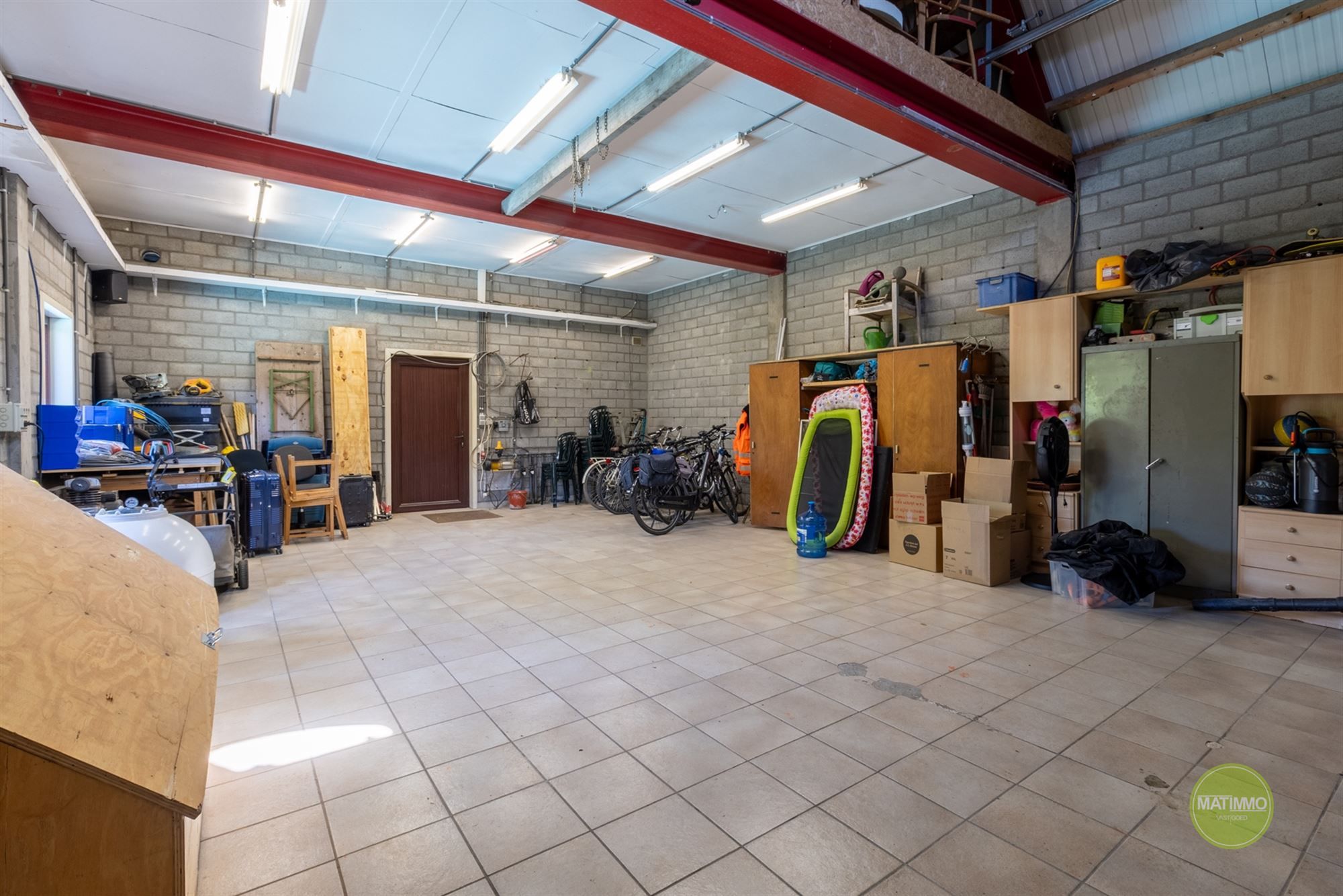 Instapklare gezinswoning met magazijn, zwembad en poolhouse  foto 33